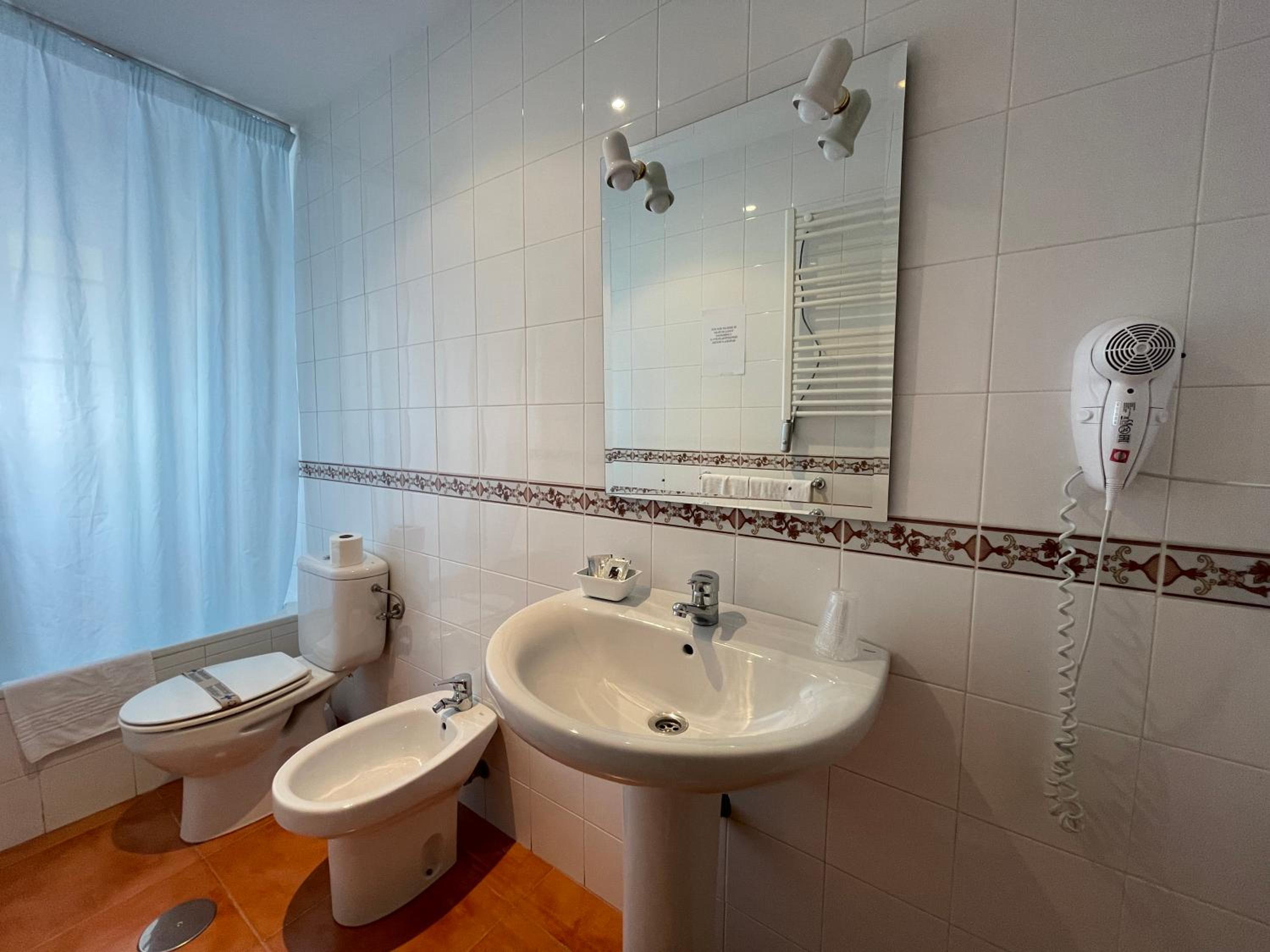 Double or Twin Room - Photo 8