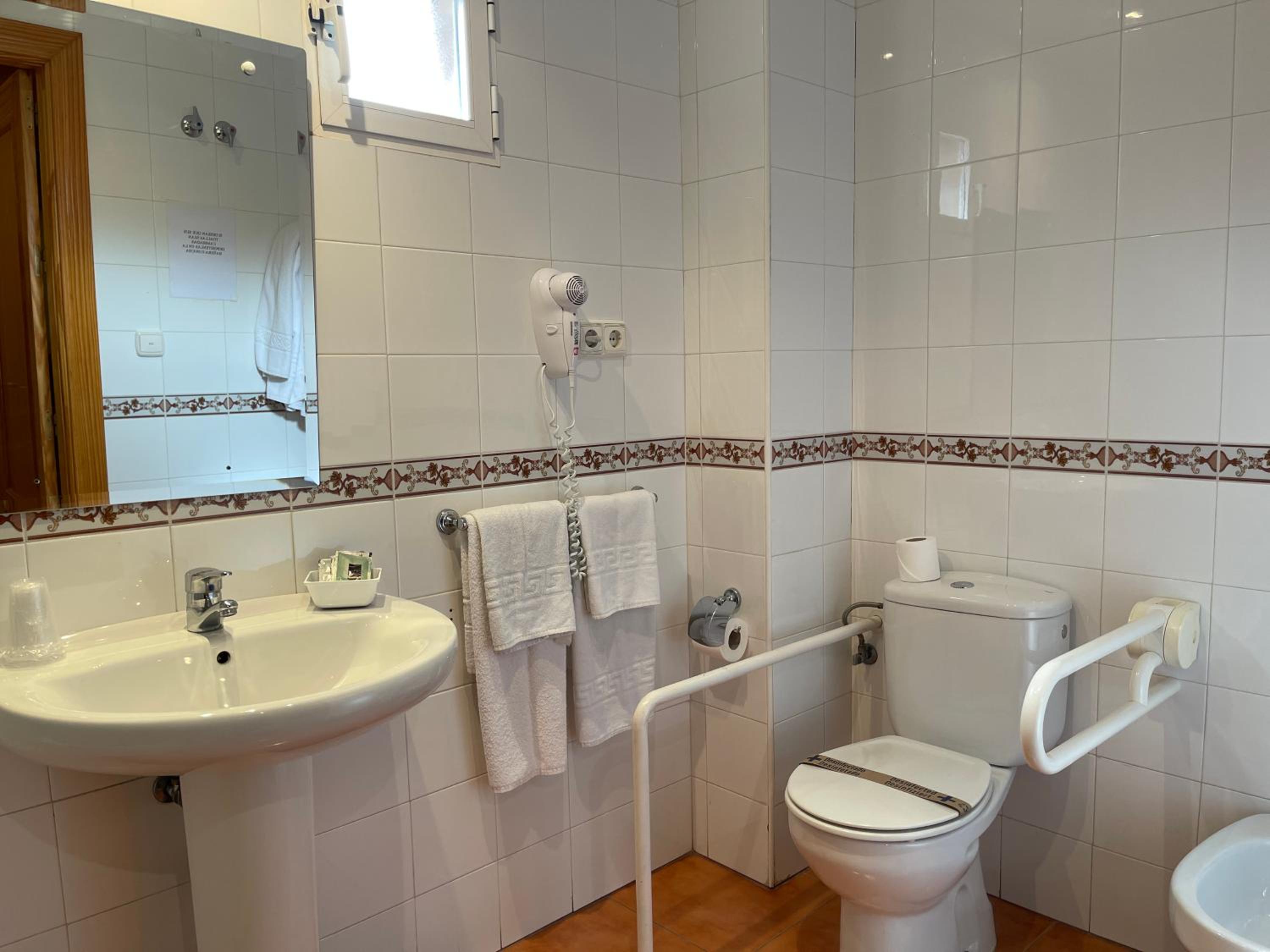 Double or Twin Room - Photo 6