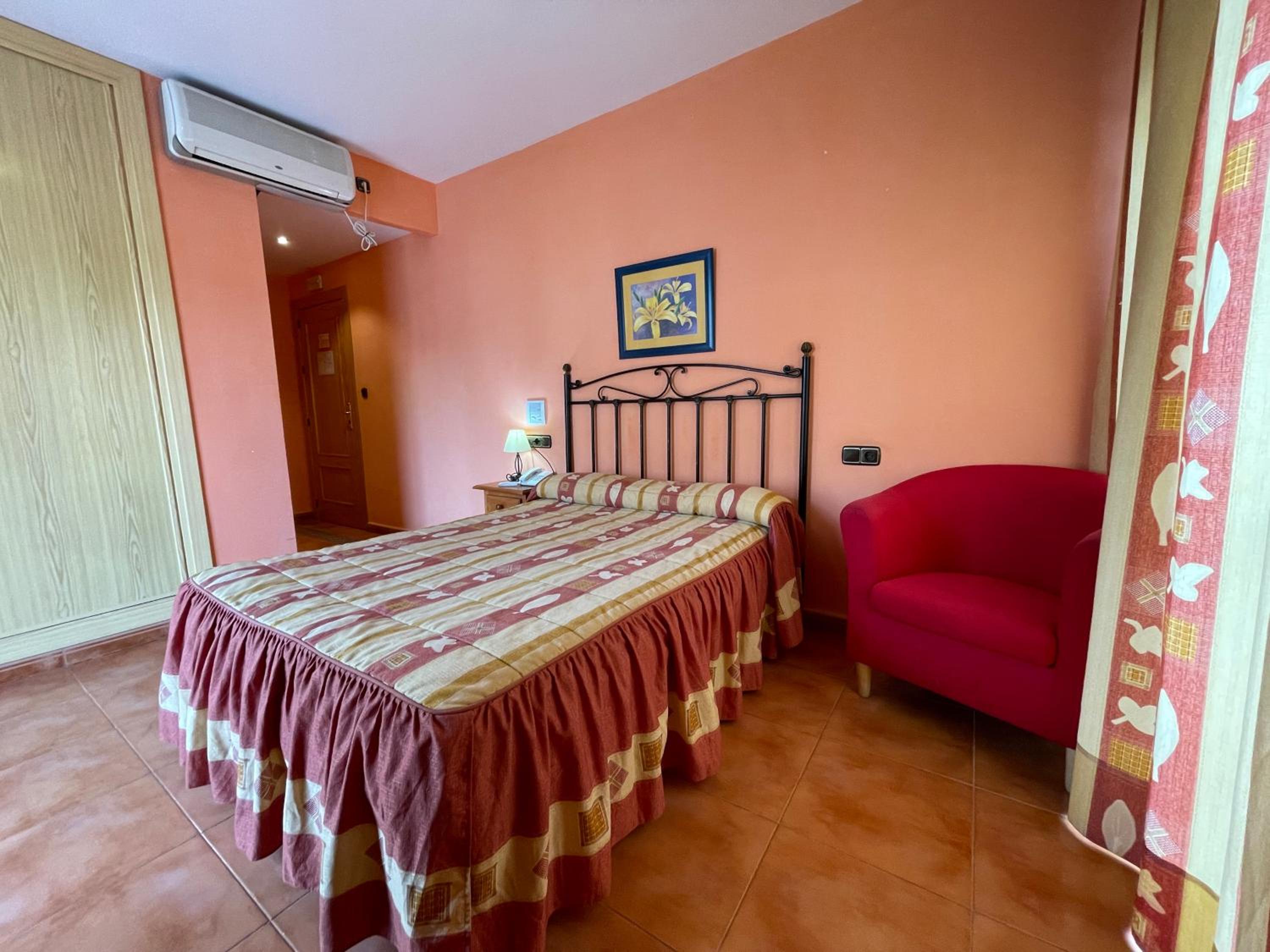 Double or Twin Room - Photo 12