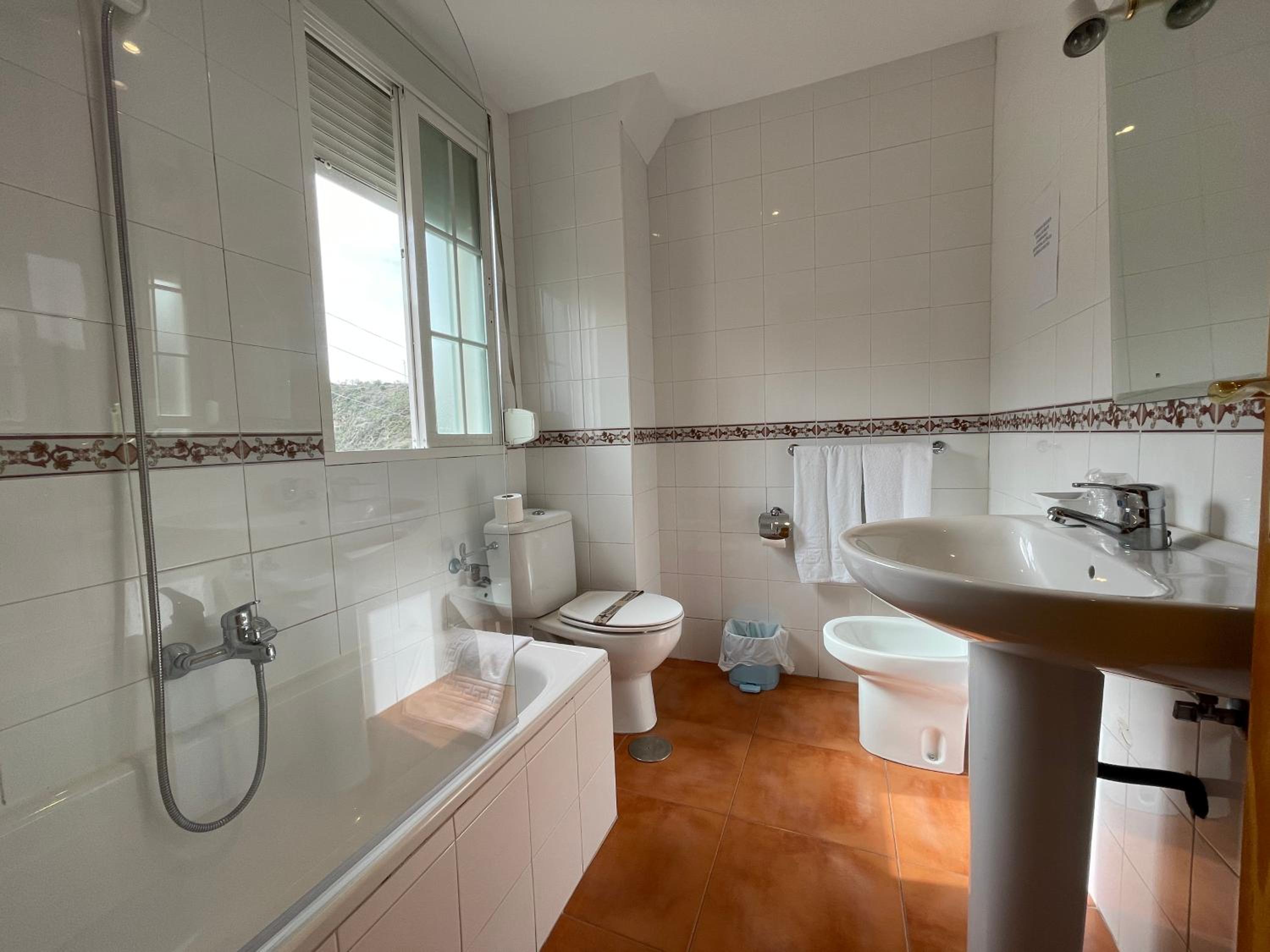 Double or Twin Room - Photo 5
