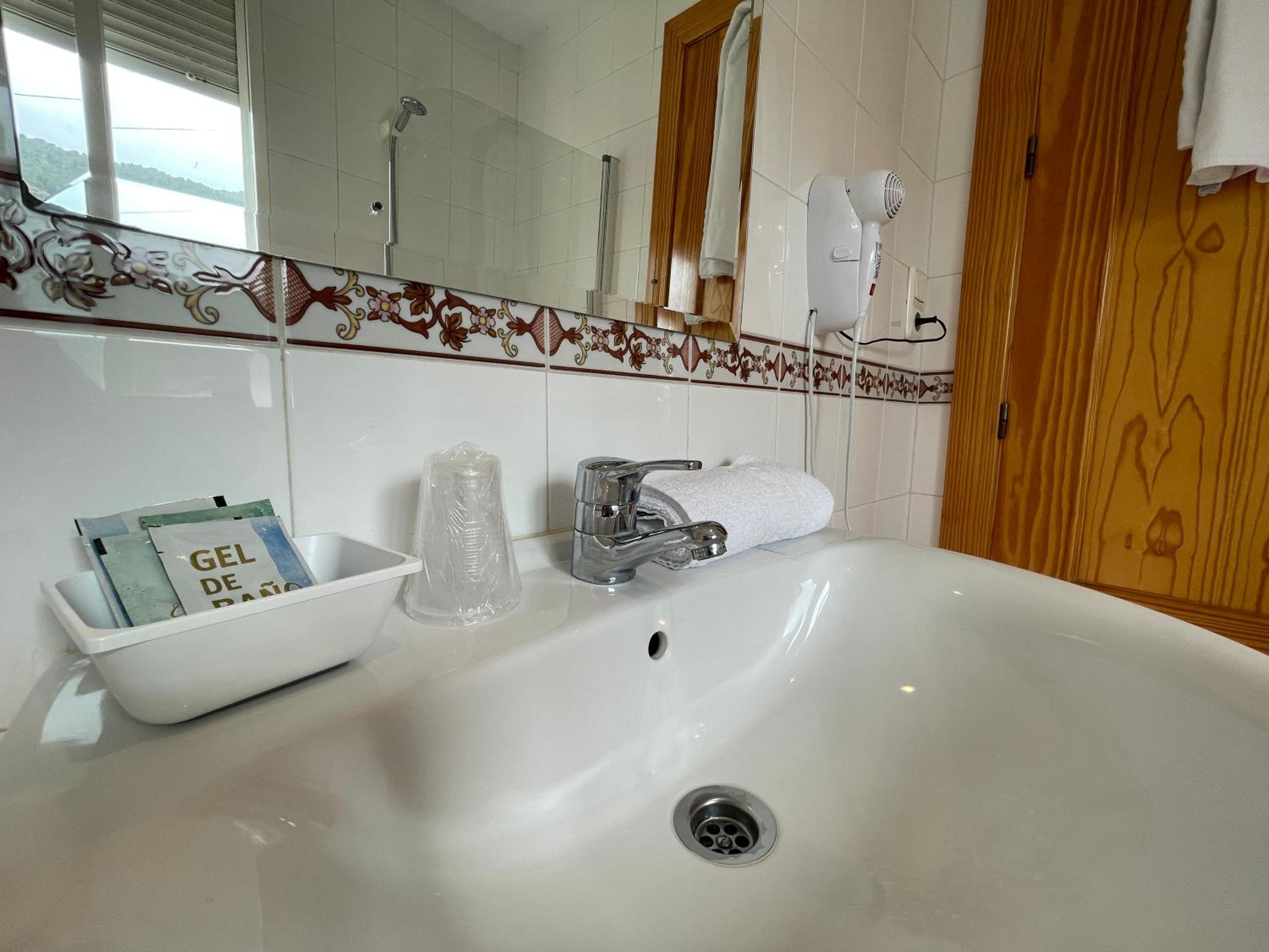 Double or Twin Room - Photo 7