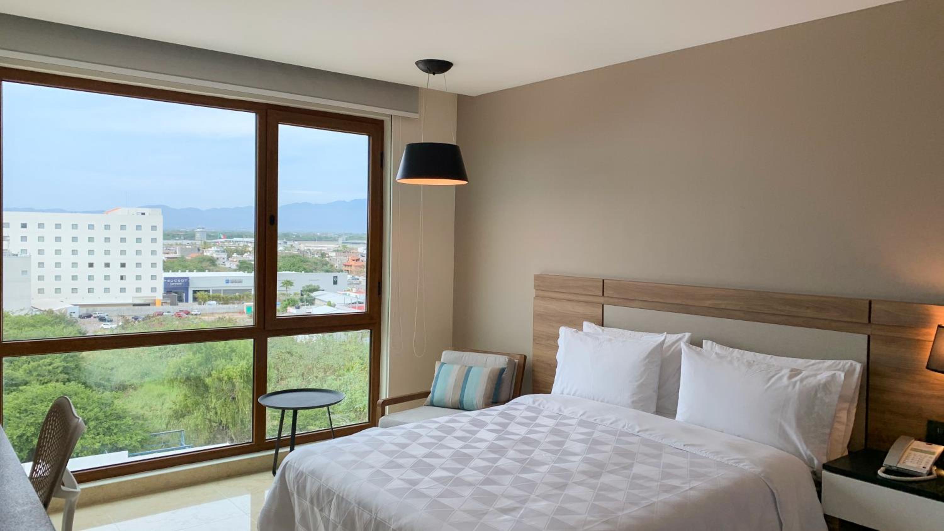 Standard King Room - Photo 9