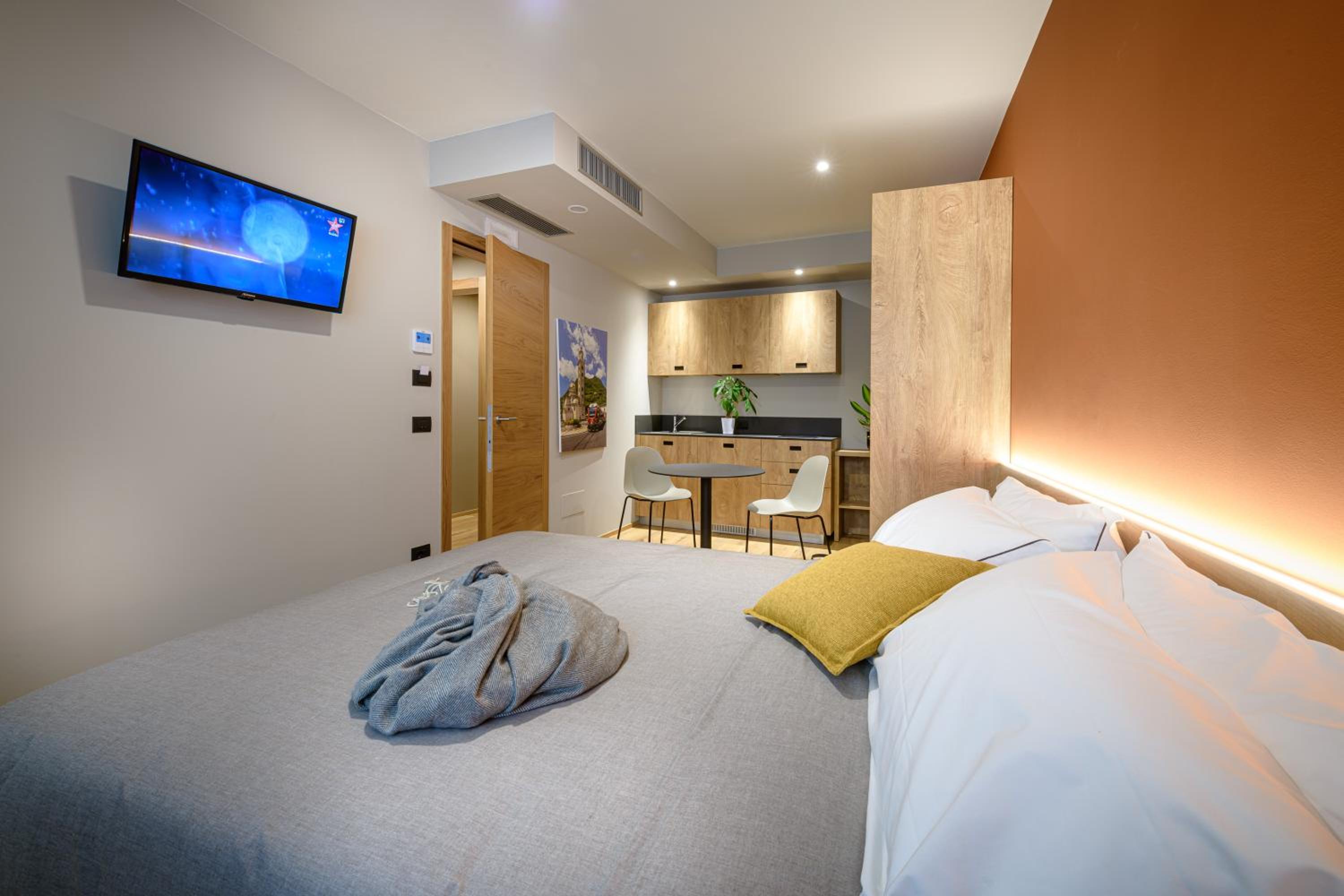 Deluxe Double Room with Shower - Photo 4