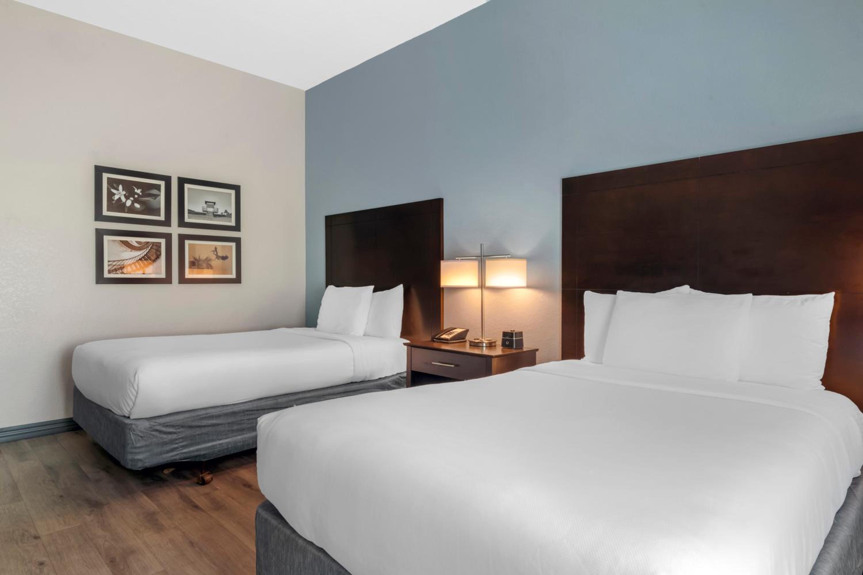 Double Room with Two Double Beds - Accessible/Non Smoking - Photo 1