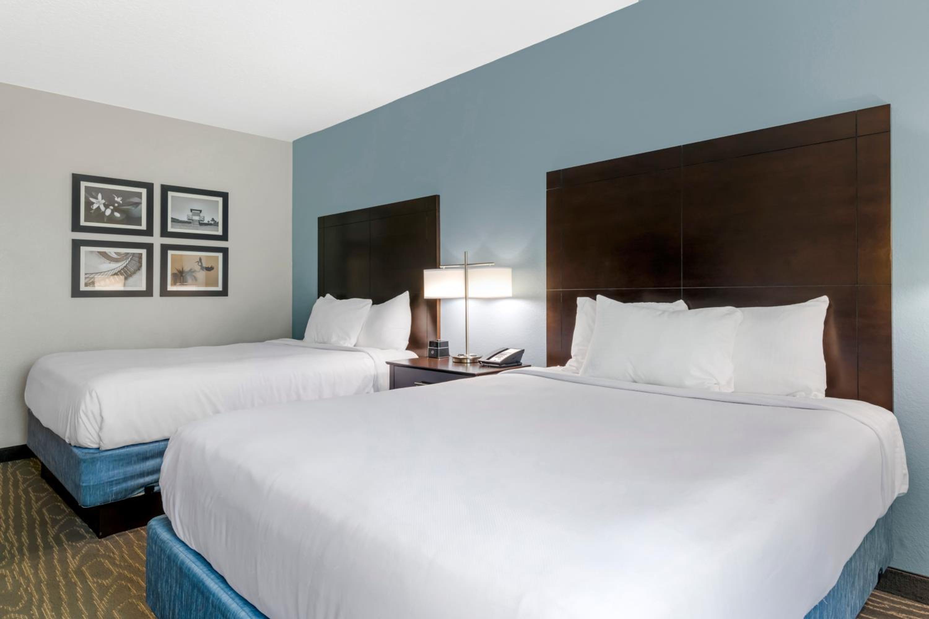 Standard Queen Room with Two Queen Beds - Non Smoking  - Photo 4