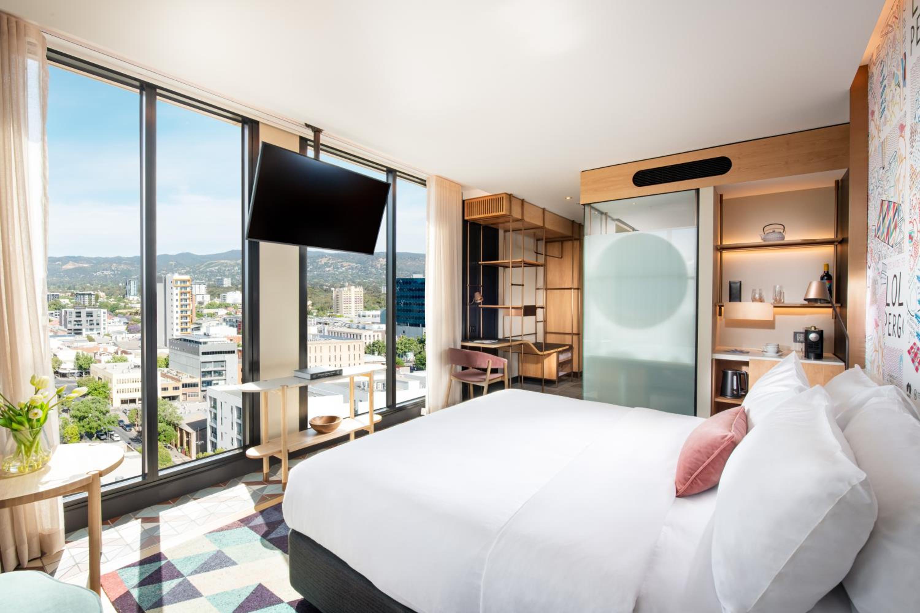 Premium Corner King Room - Photo 4