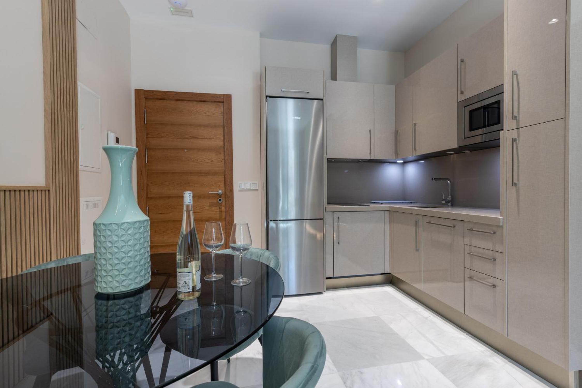 Two-Bedroom Apartment with View - Photo 4