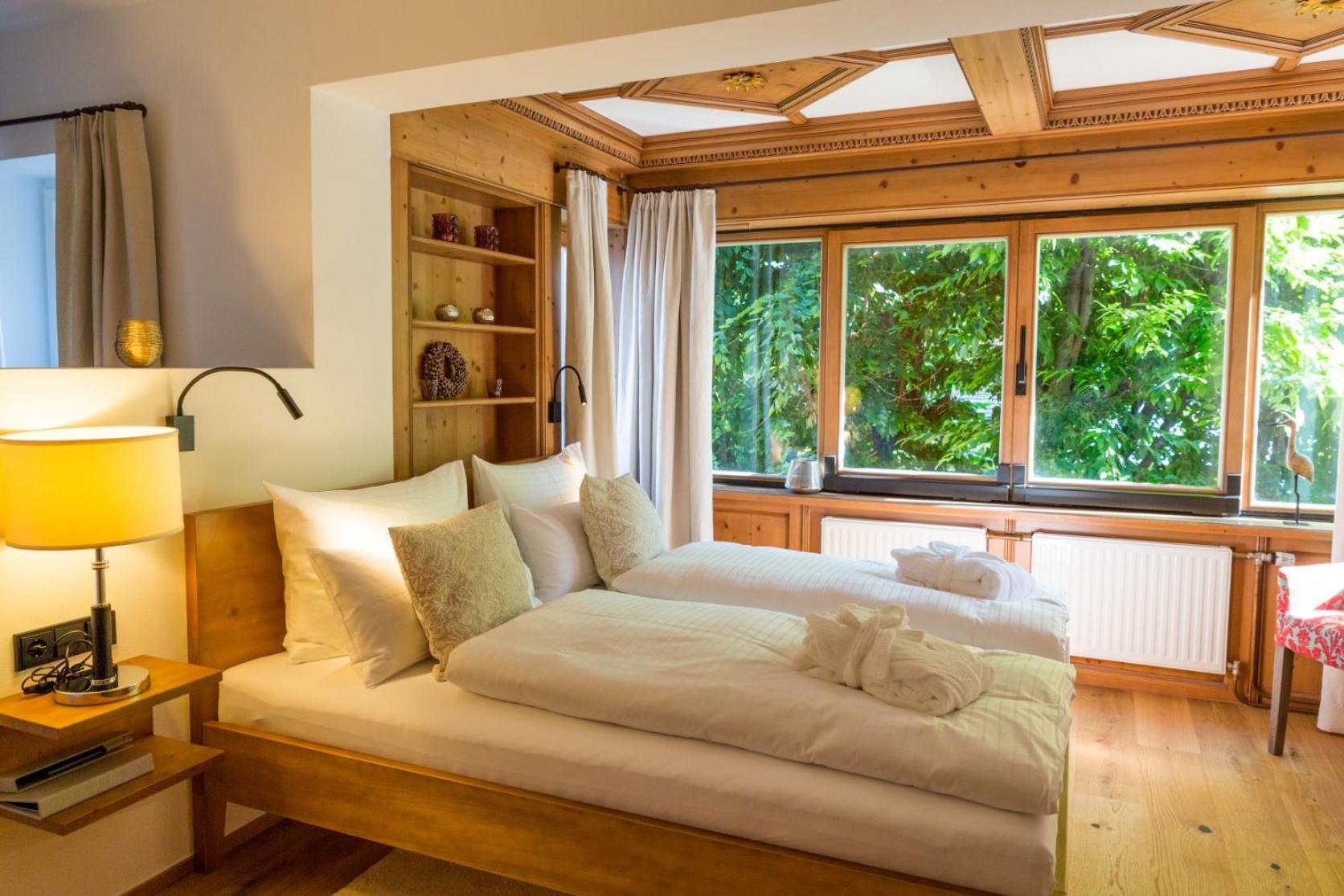 Deluxe Double Room with Balcony - Photo 6