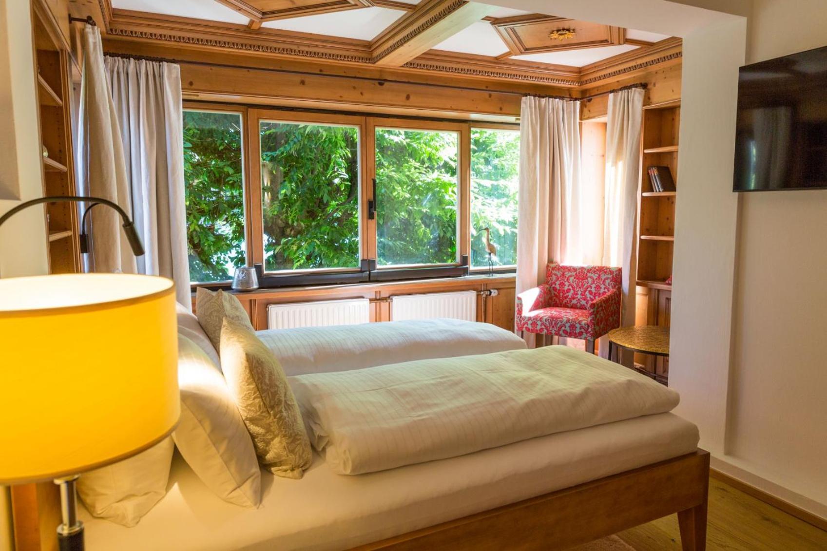 Deluxe Double Room with Balcony - Photo 12