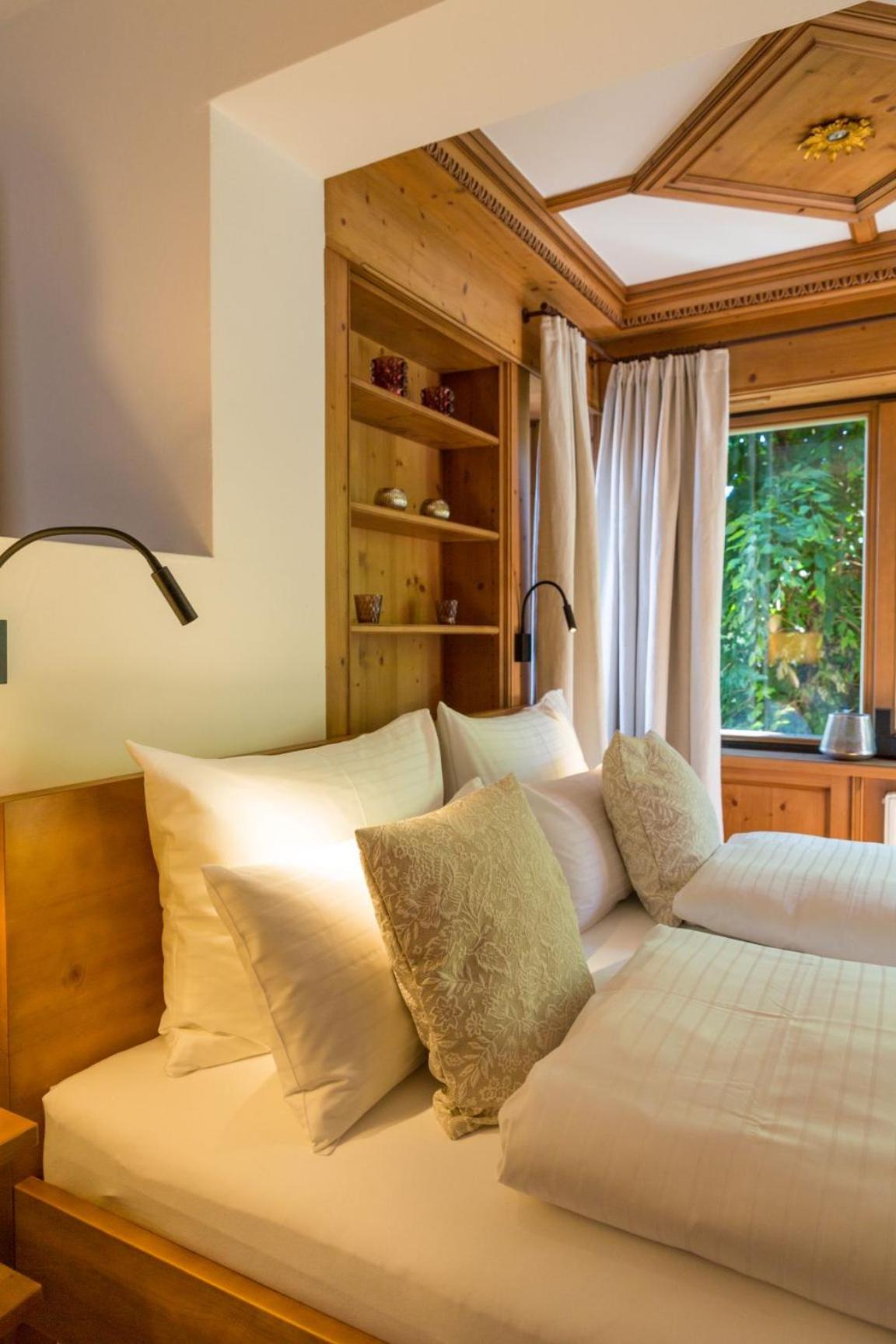 Deluxe Double Room with Balcony - Photo 11