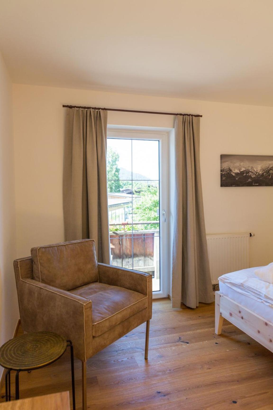 Deluxe Double Room with Balcony - Photo 9