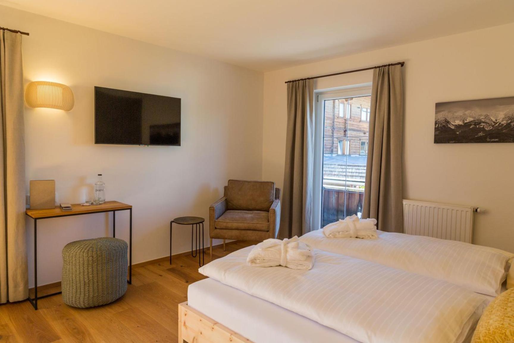 Deluxe Double Room with Balcony - Photo 8