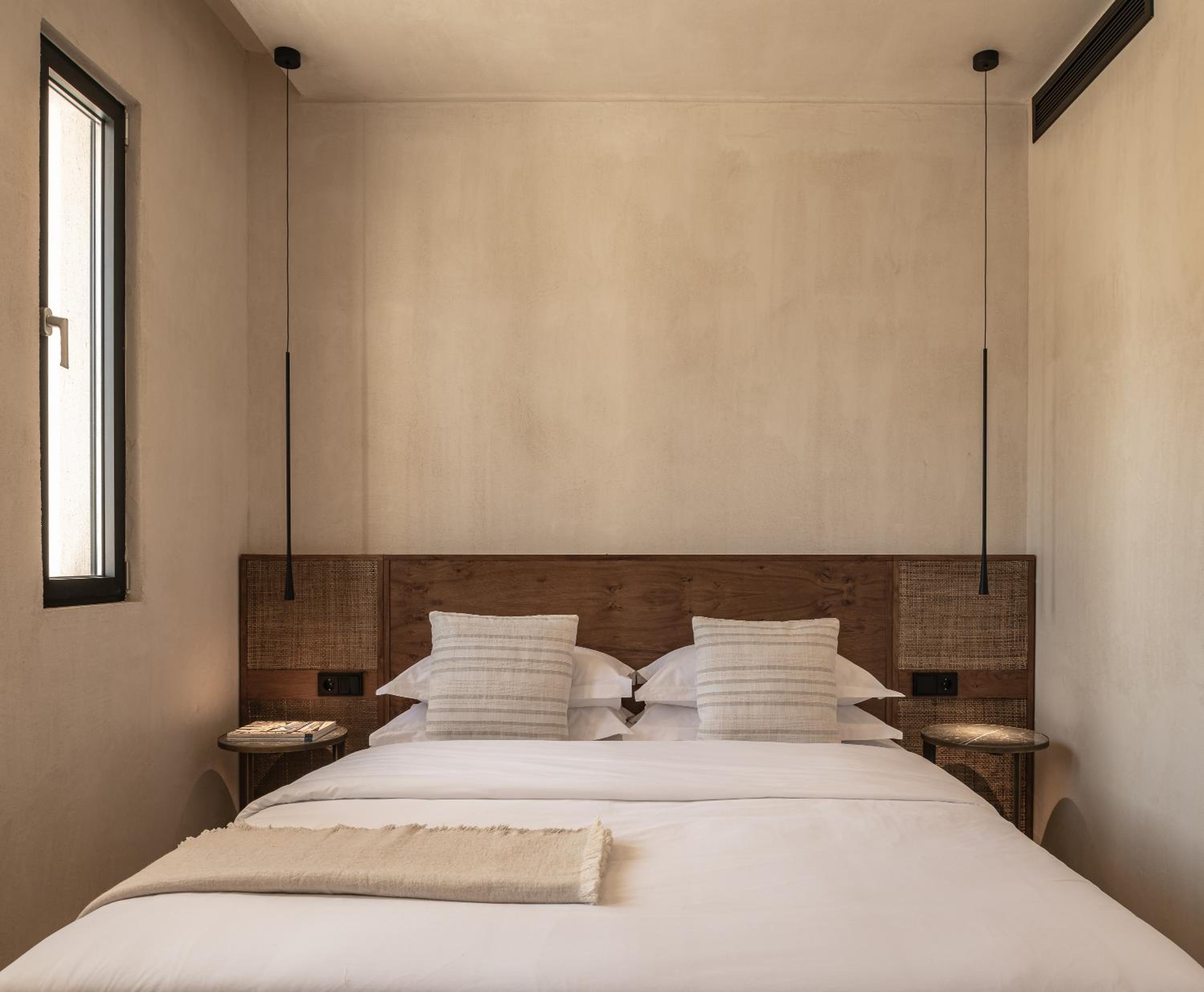 Panoramic Suite with Hot Tub - Photo 12