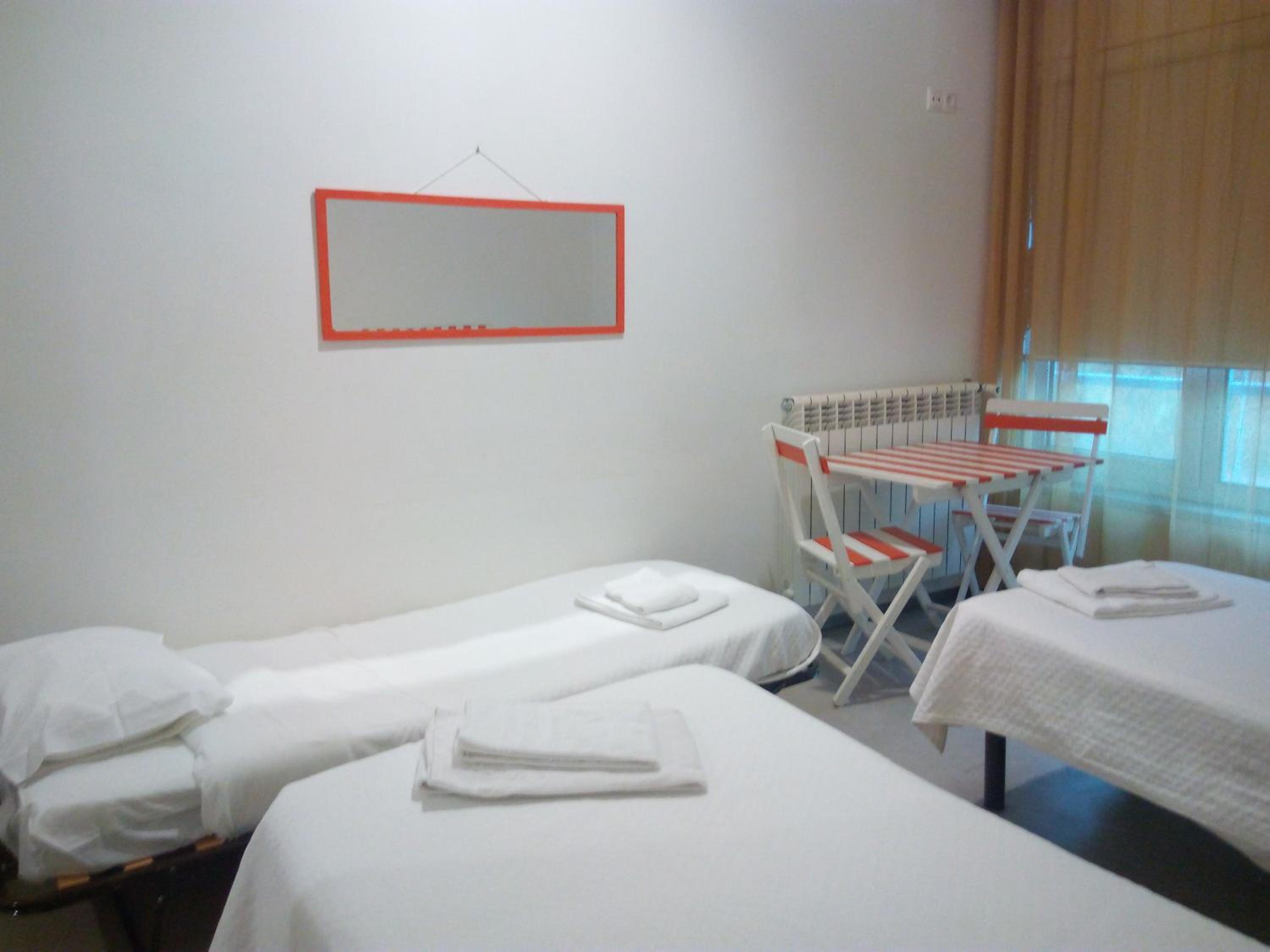 Twin Room with Private Bathroom - Photo 12