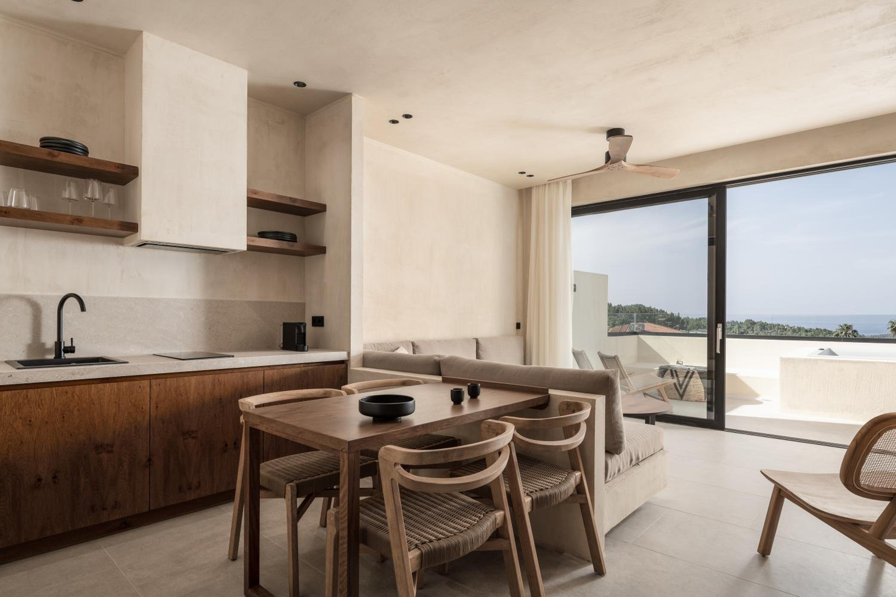 Panoramic Suite with Hot Tub - Photo 14