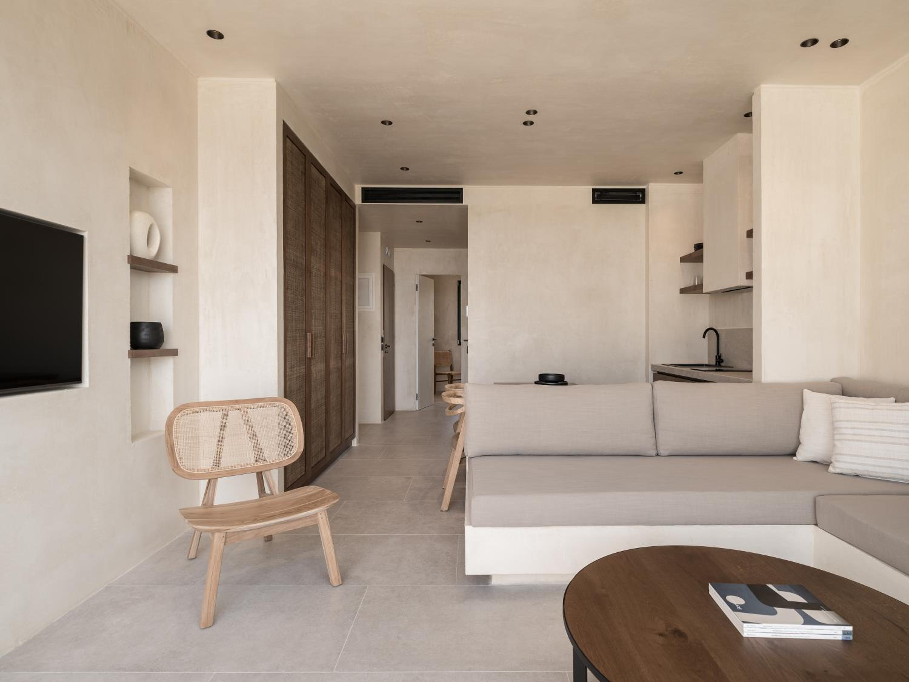 Panoramic Suite with Hot Tub - Photo 7
