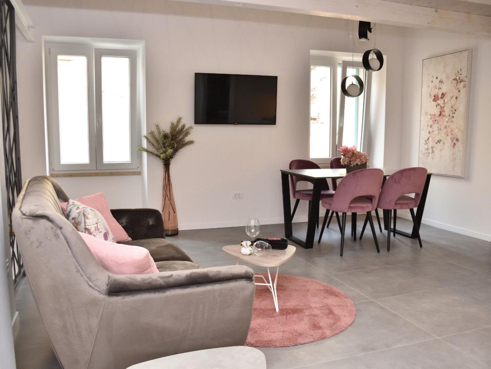 One-Bedroom Apartment - Photo 1