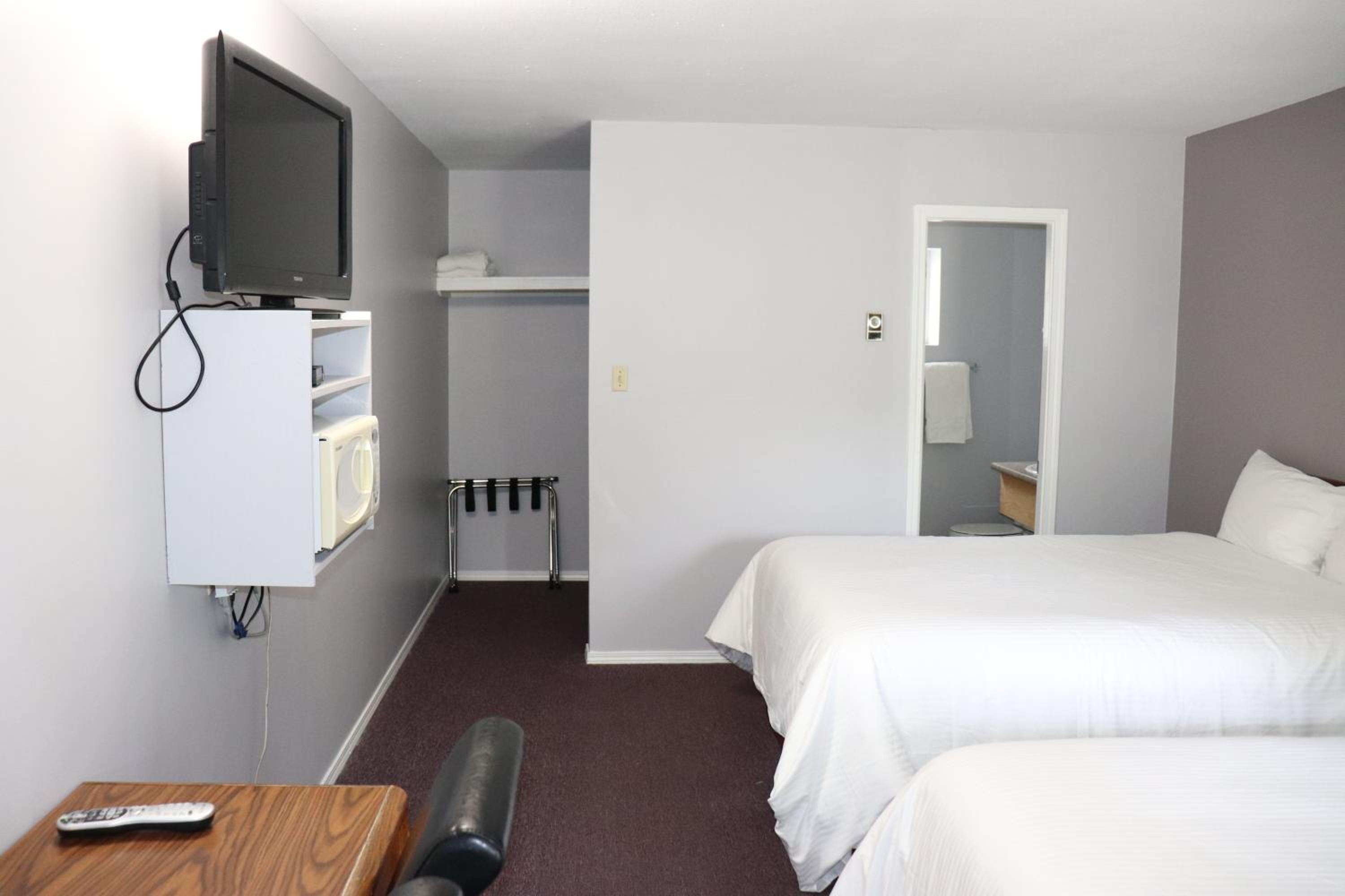 Standard Queen Room with Two Queen Beds photo 1