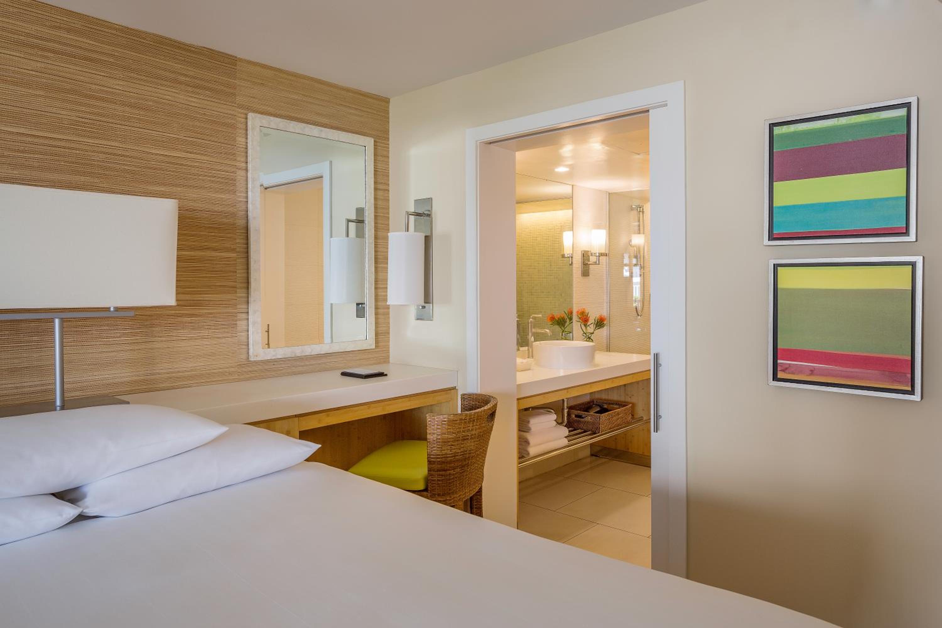 King Room with Accessible Shower - Photo 2