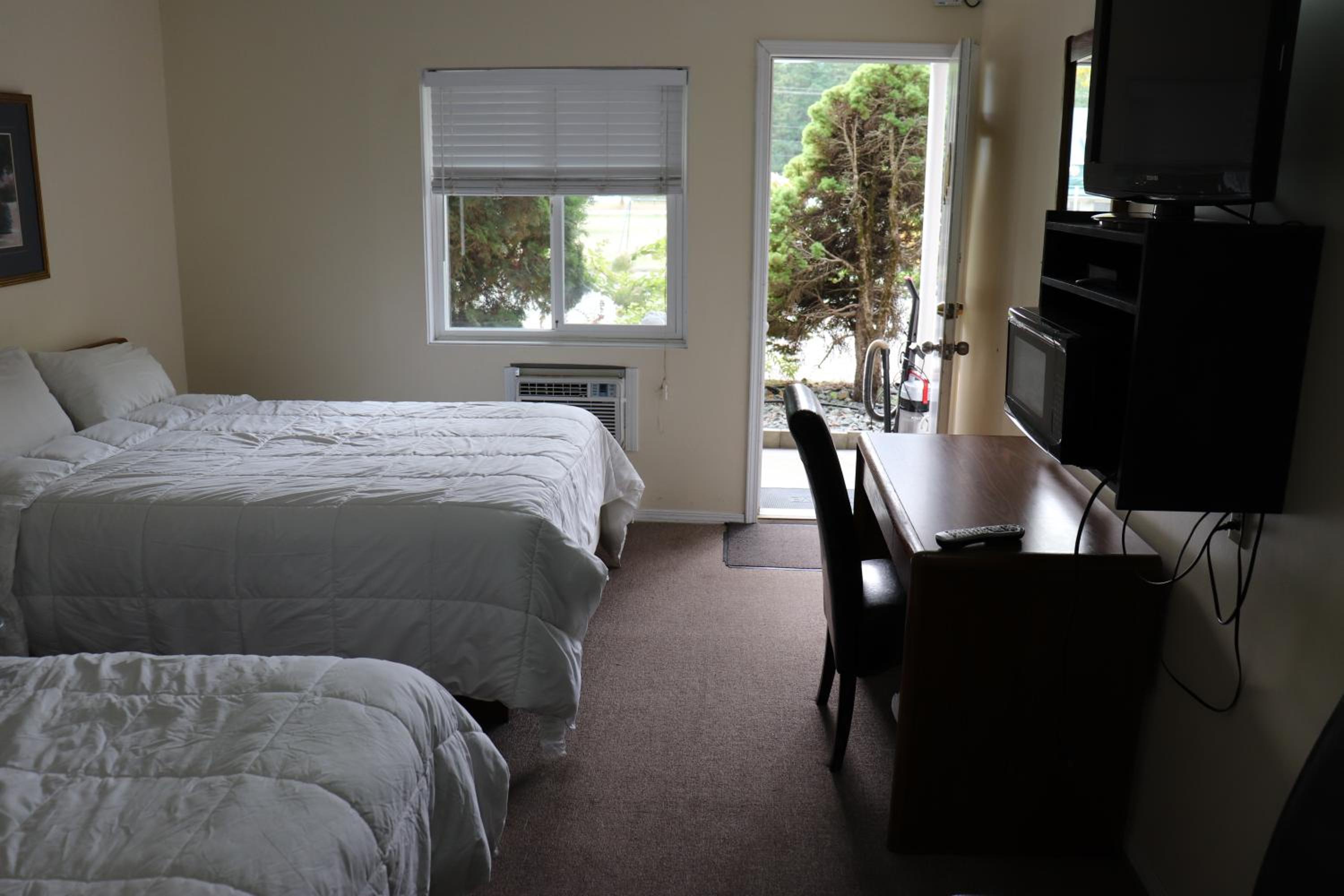 Standard Queen Room with Two Queen Beds photo 3