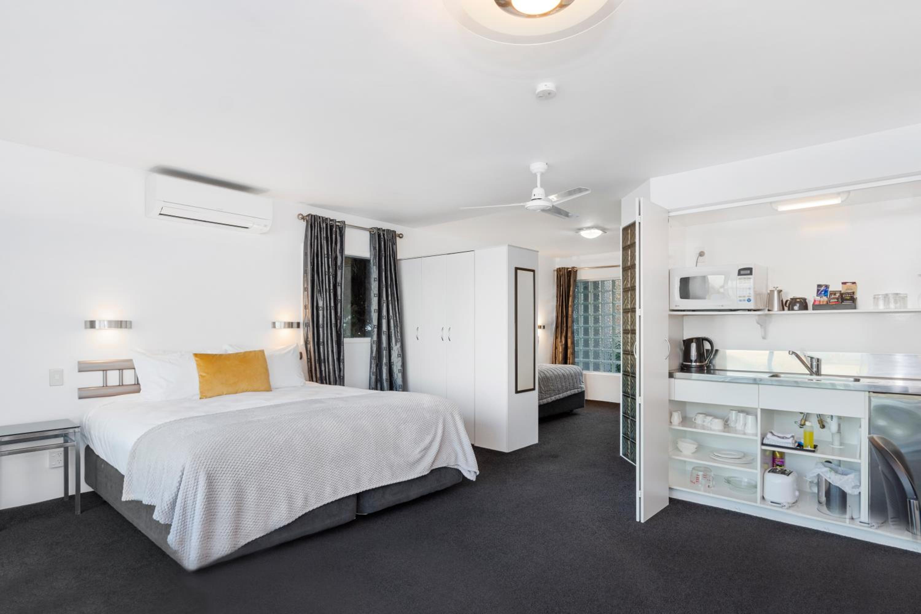 Superior Suite with Spa Bath - Water Front - Photo 14