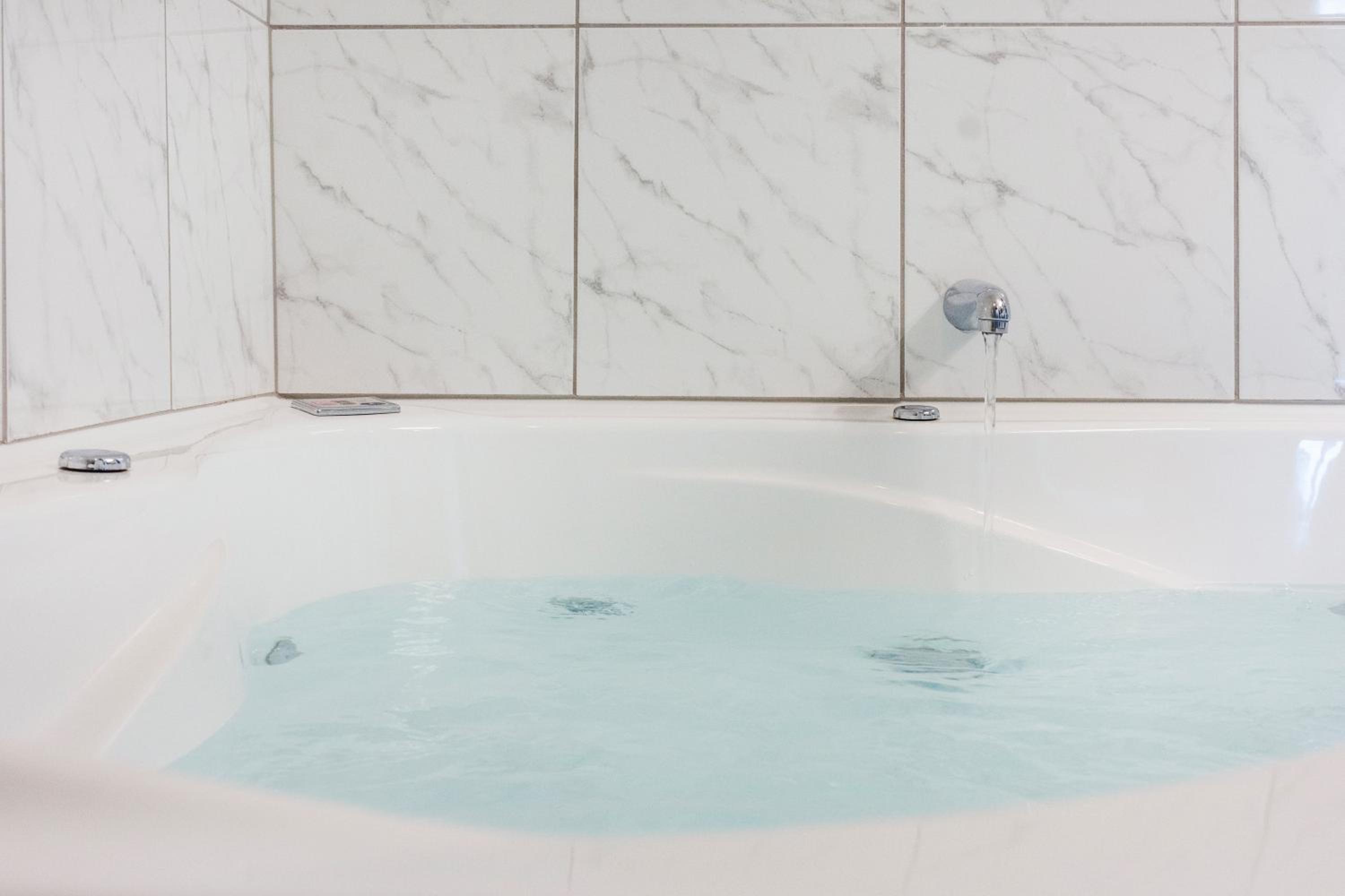 Superior Suite with Spa Bath - Water Front - Photo 4