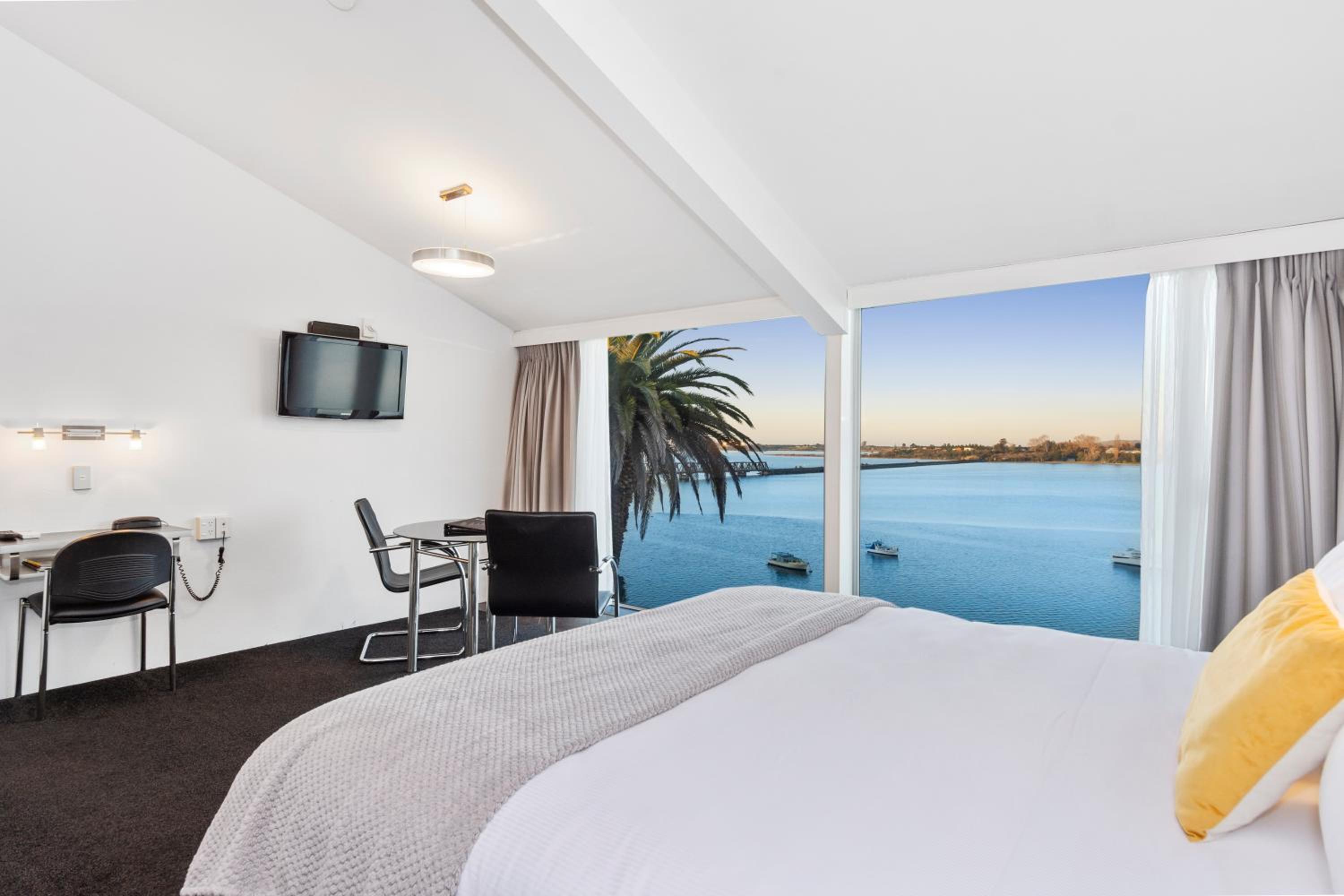 Superior Suite with Spa Bath - Water Front - Photo 13