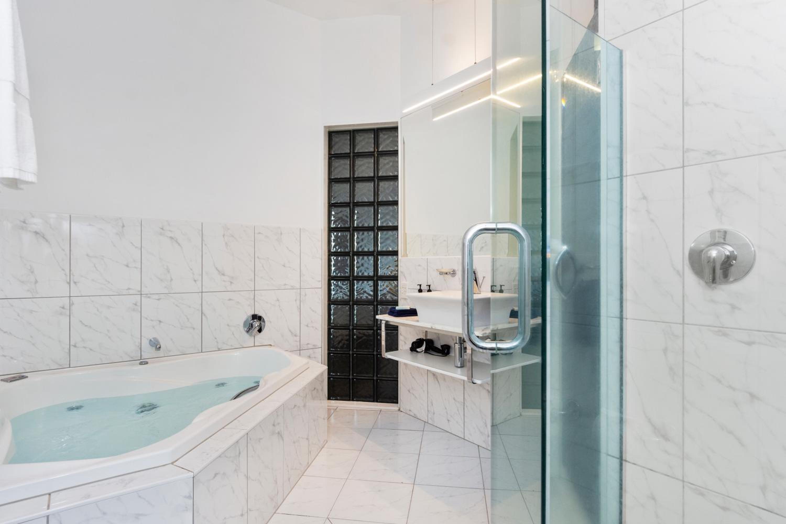 Superior Suite with Spa Bath - Water Front - Photo 6