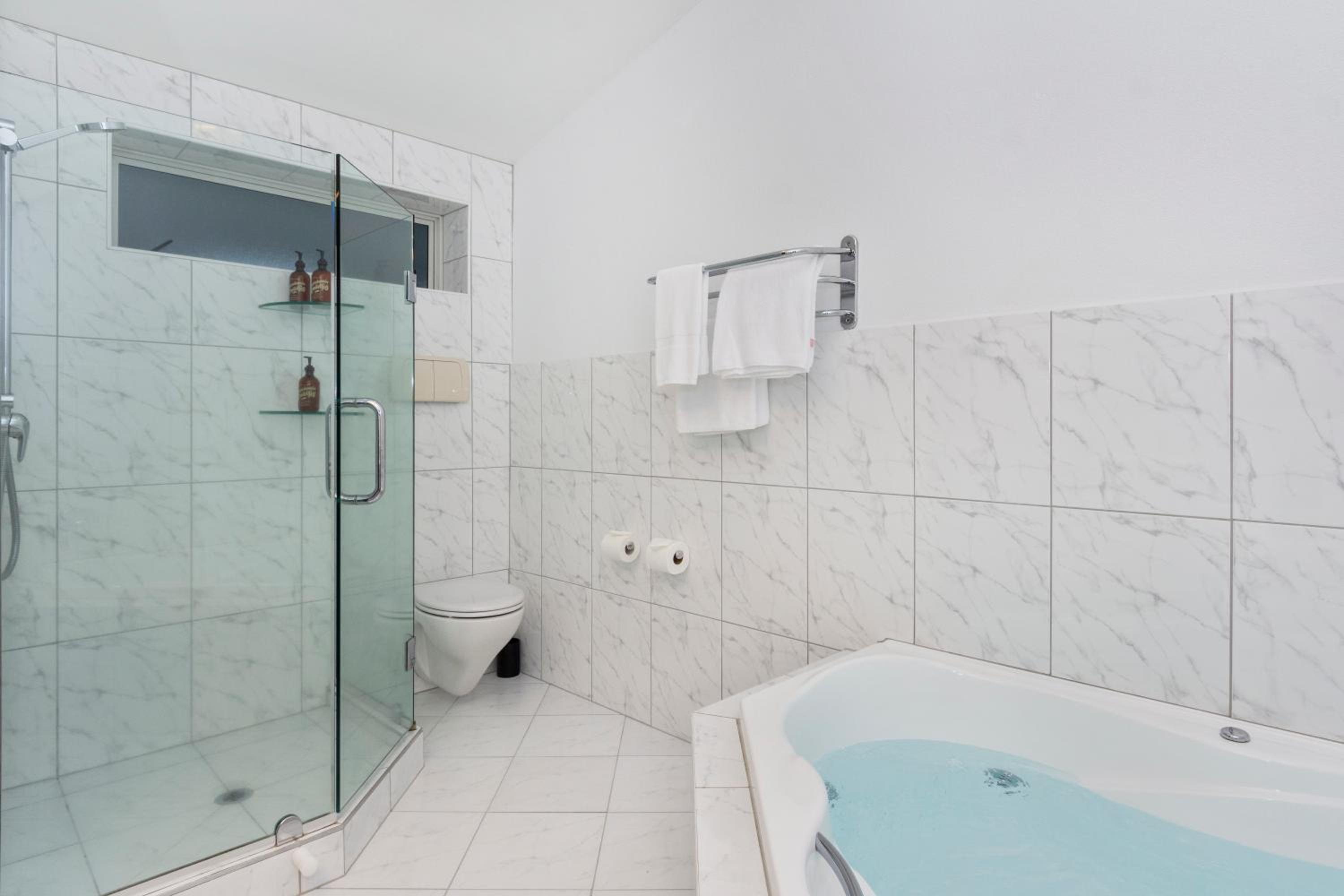 Superior Suite with Spa Bath - Water Front - Photo 5