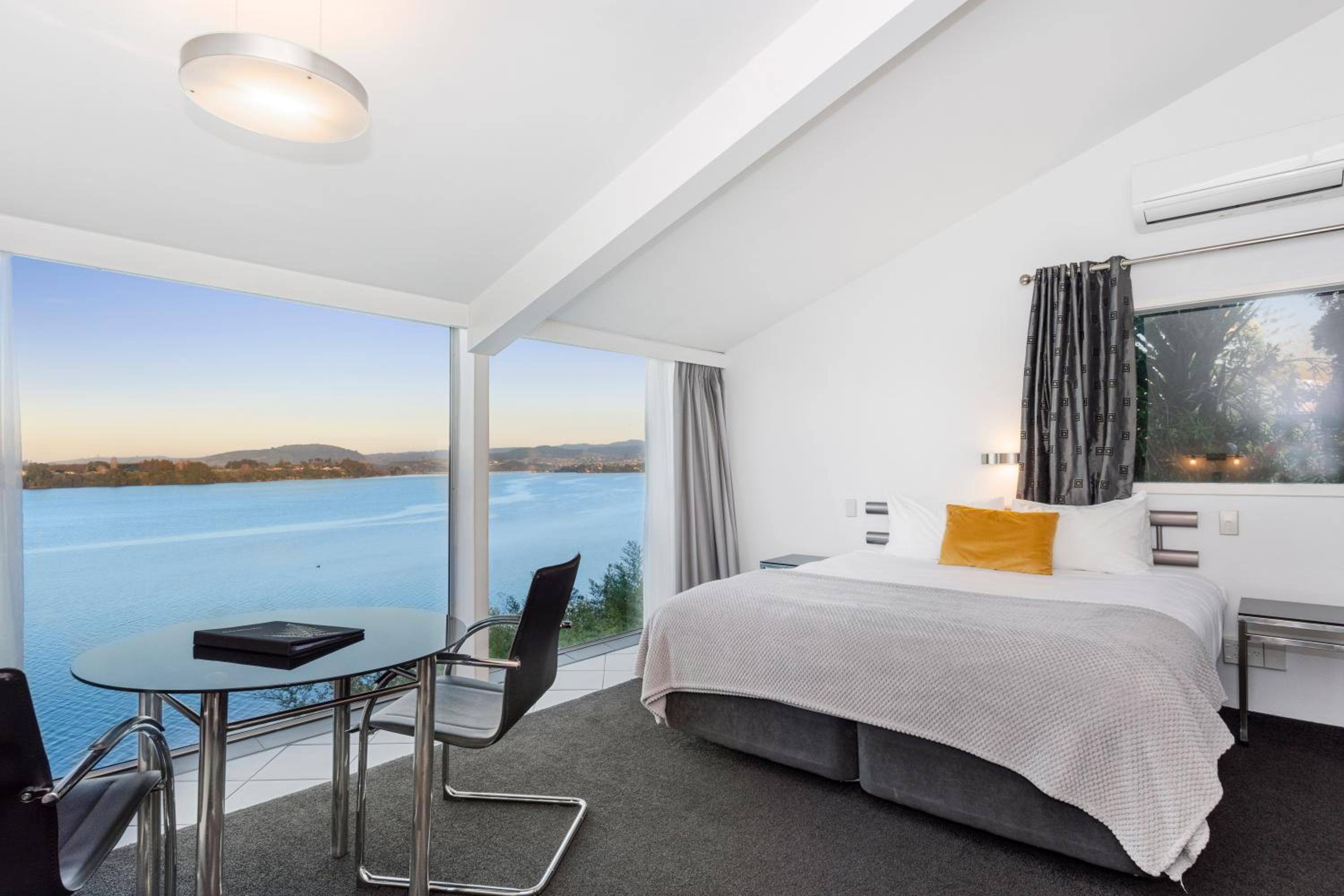 Superior Suite with Spa Bath - Water Front - Photo 17
