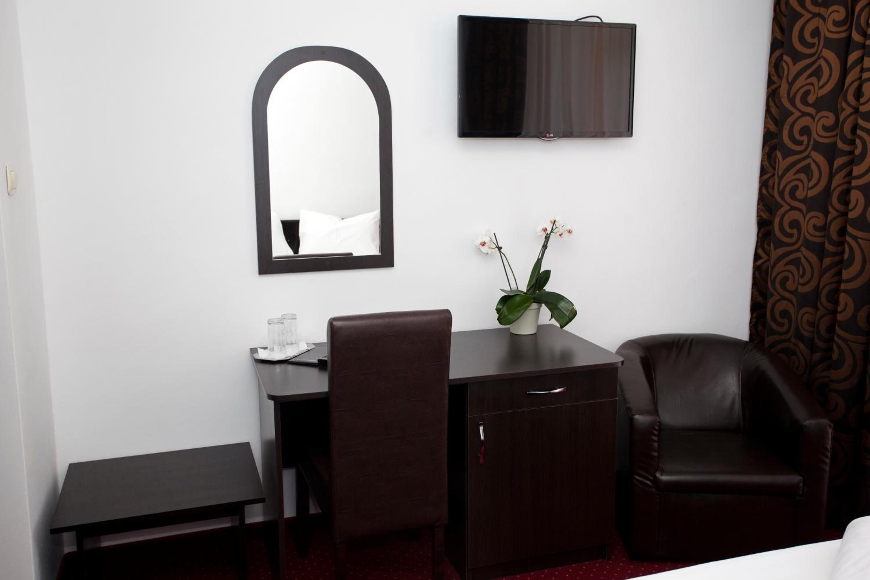 Comfort Double Room with Balcony - Photo 4