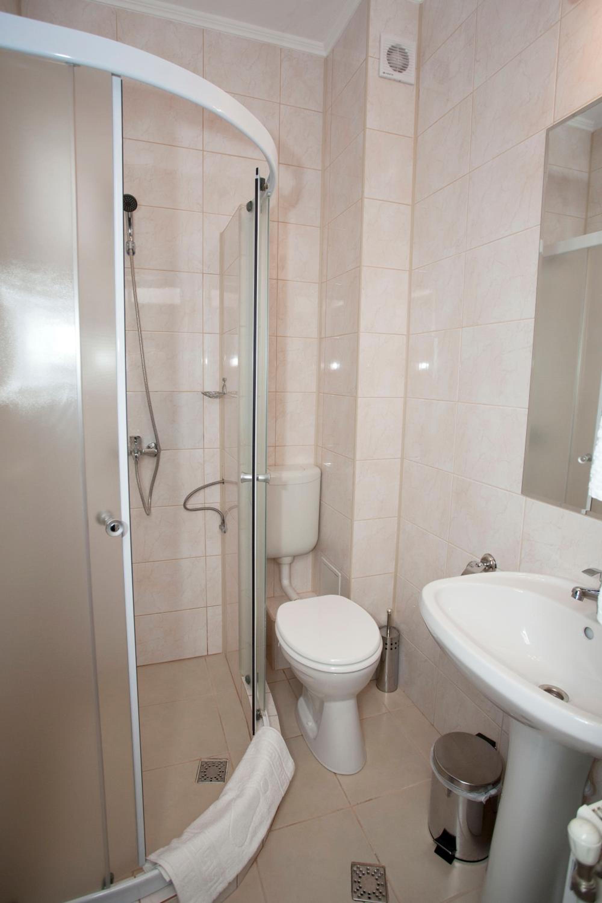 Comfort Double Room with Balcony - Photo 7