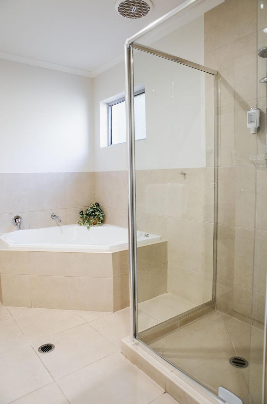 King Room with Spa Bath - Photo 10