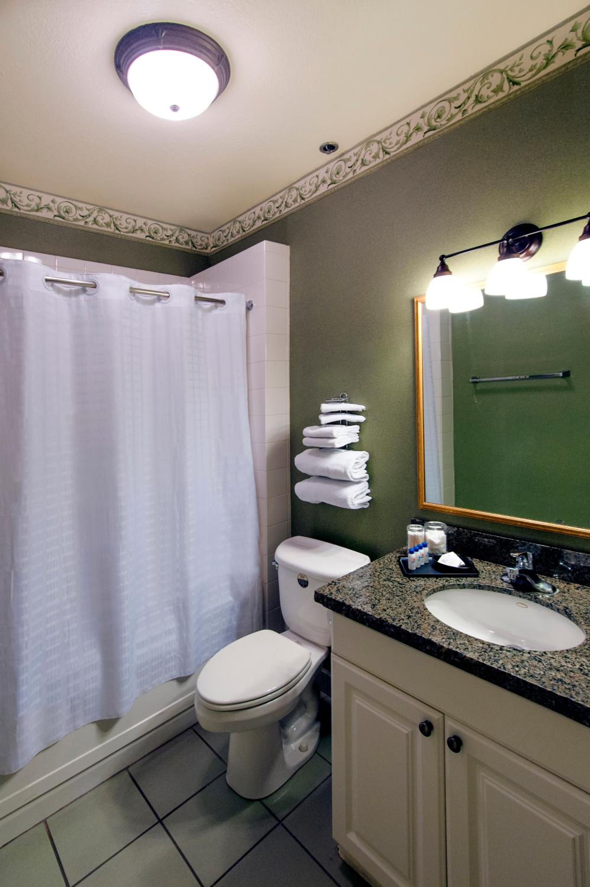 Queen Room with Two Queen Beds - Photo 4