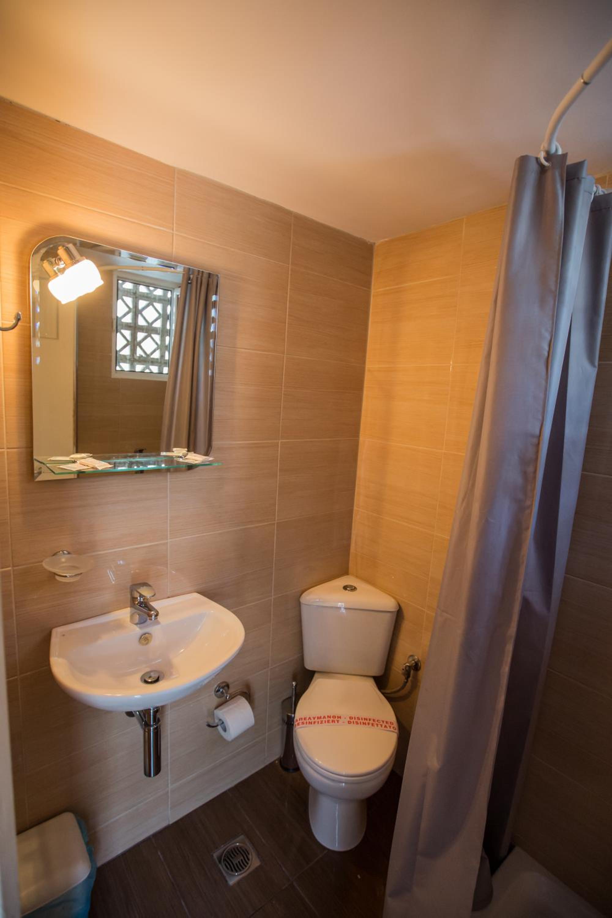 Standard Twin Room - Photo 8