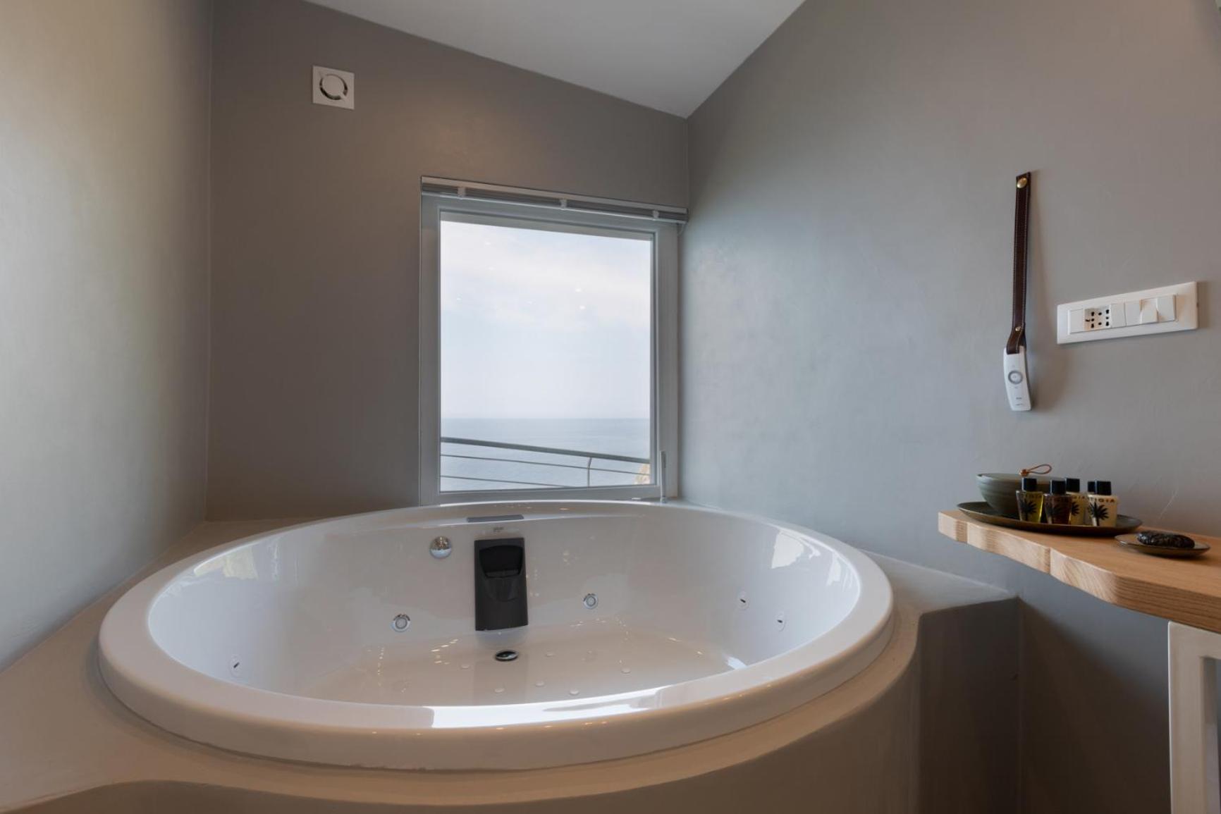 Deluxe Double Room with Sea View - Photo 2