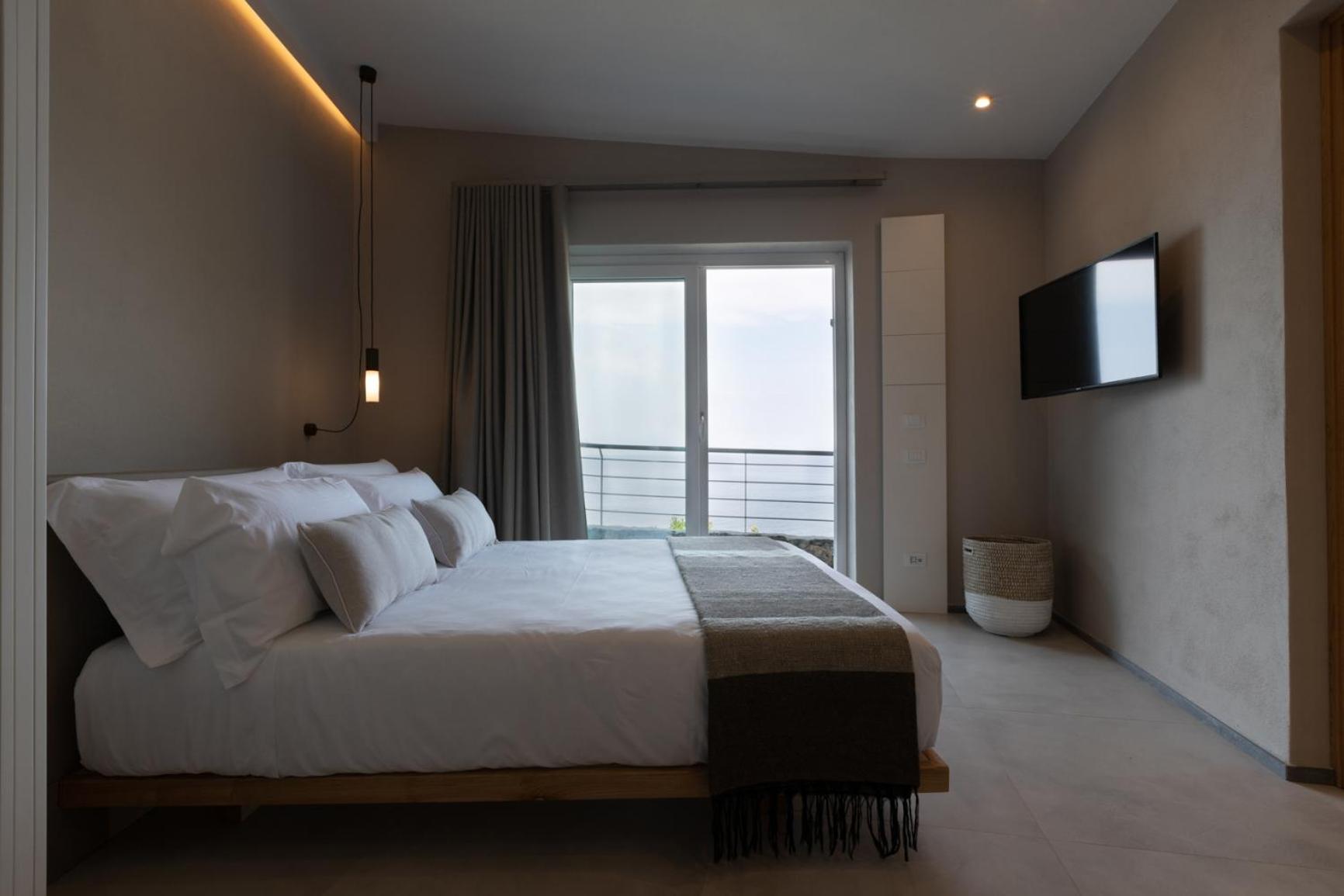 Deluxe Double Room with Sea View - Photo 7