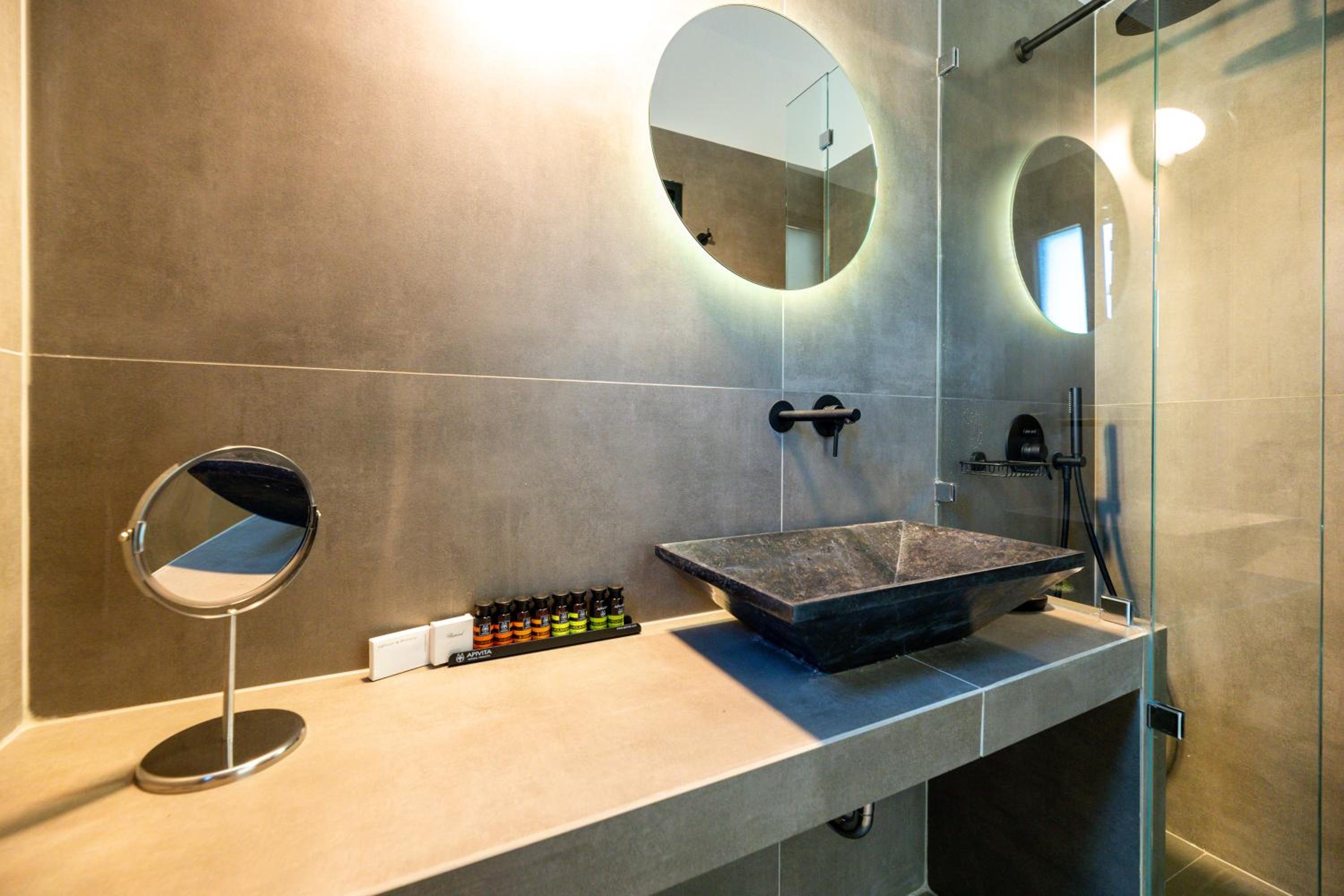 Standard Double or Twin Room with Sea View - Photo 13