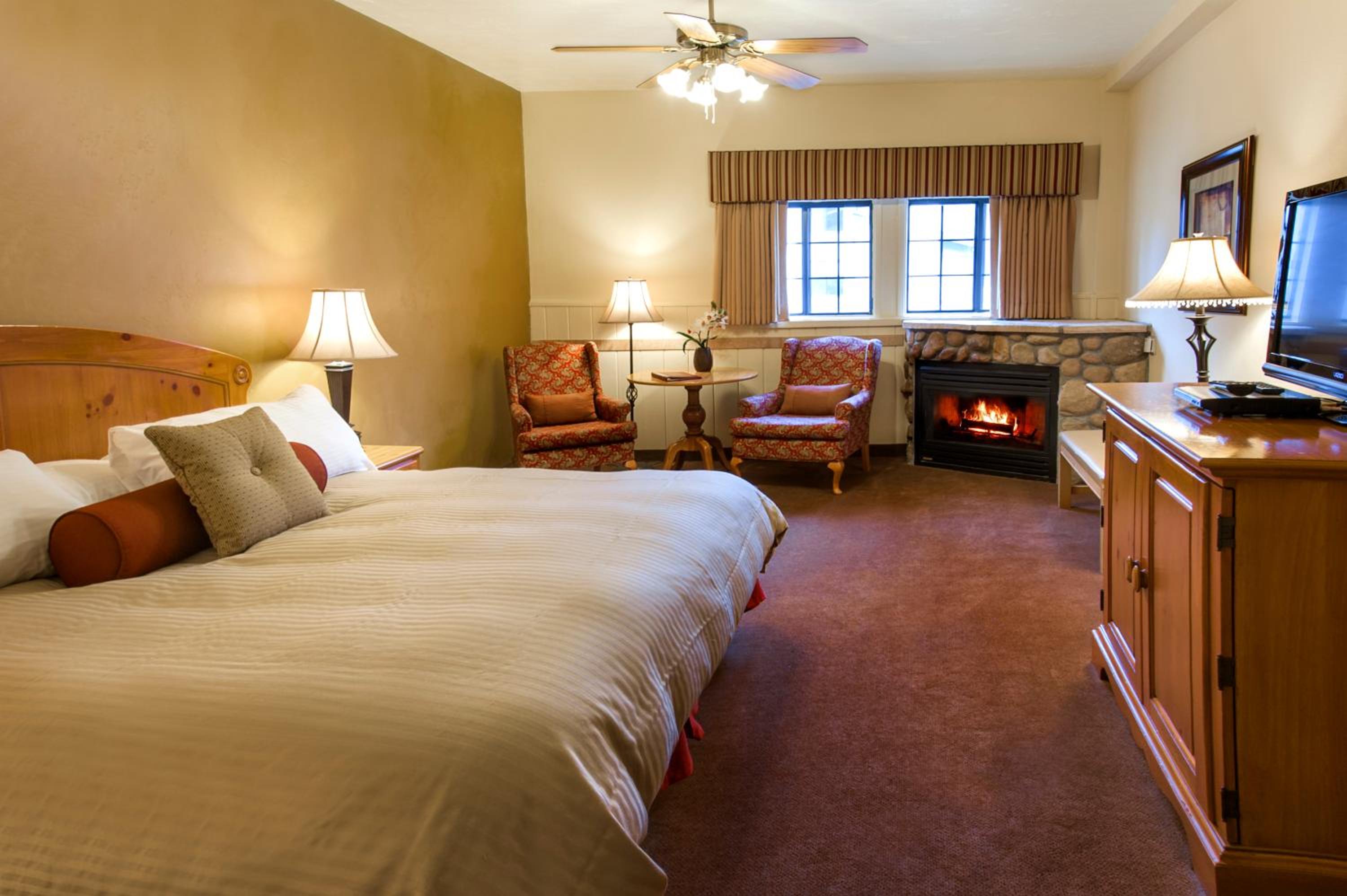 King Room with Fireplace - Photo 9
