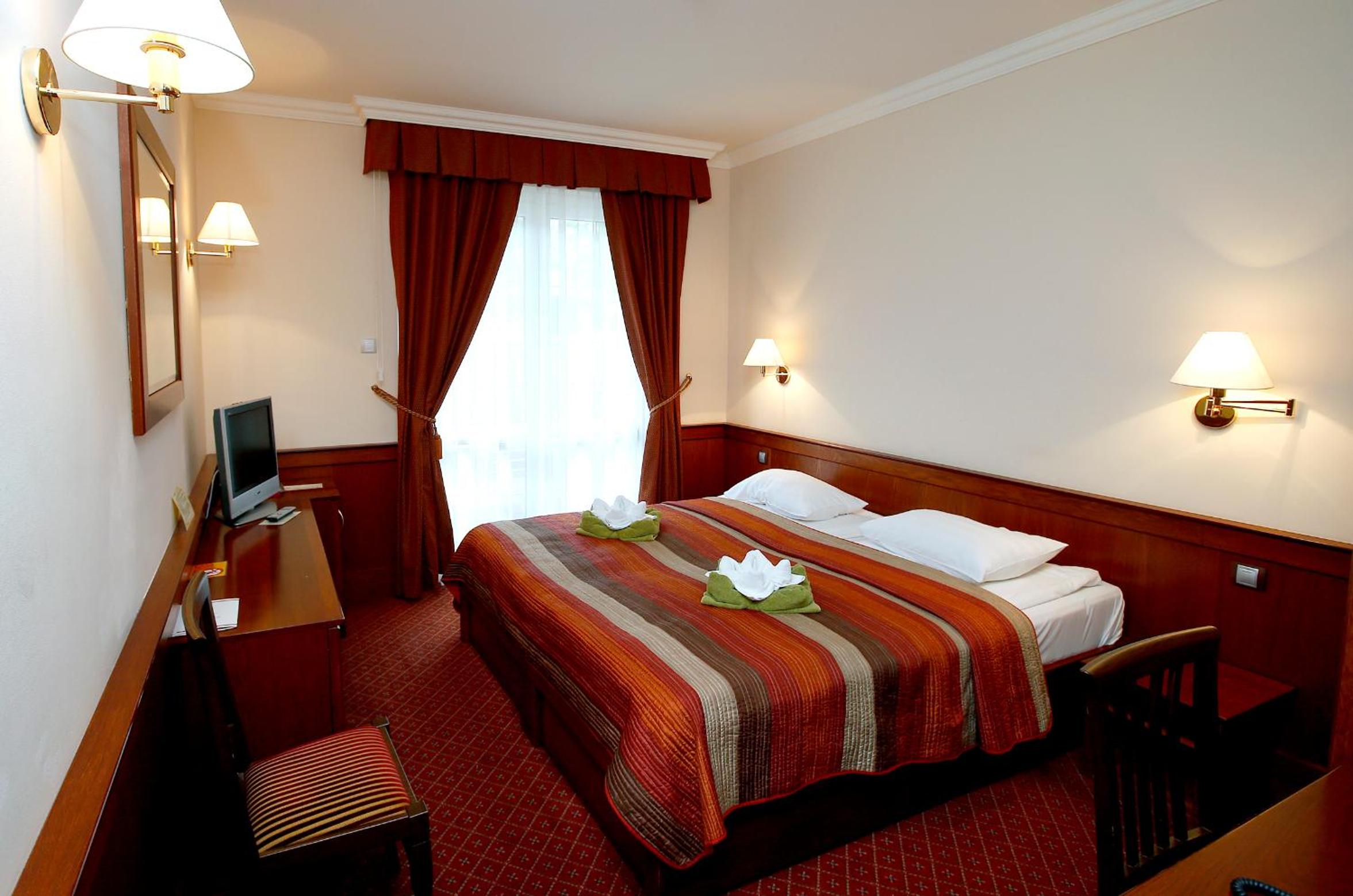 Double or Twin Room with Balcony - Photo 6