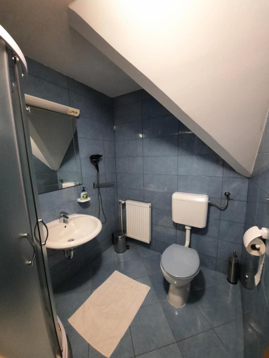 Double Room with Private Bathroom - Photo 2