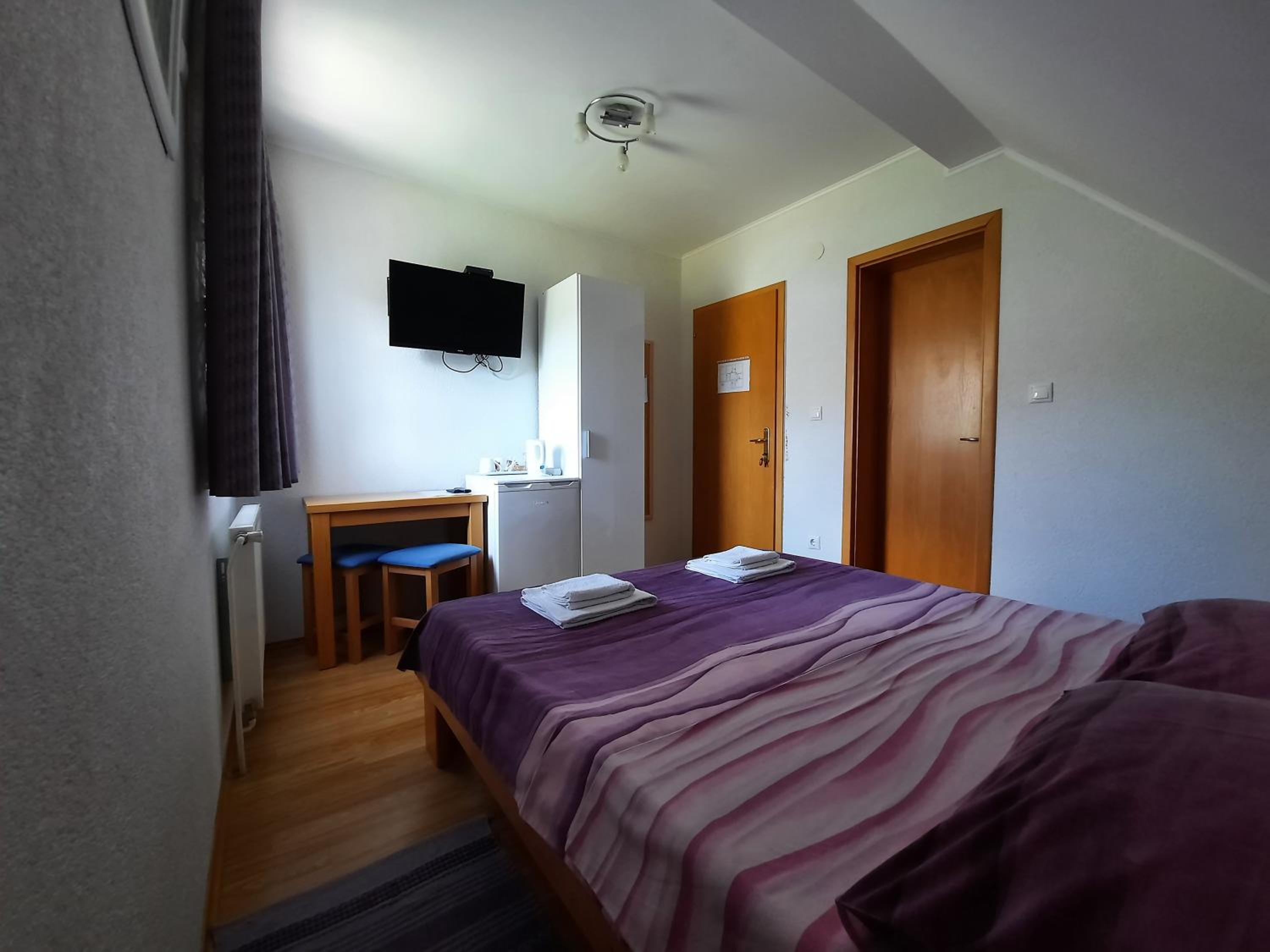 Double Room with Private Bathroom - Photo 3