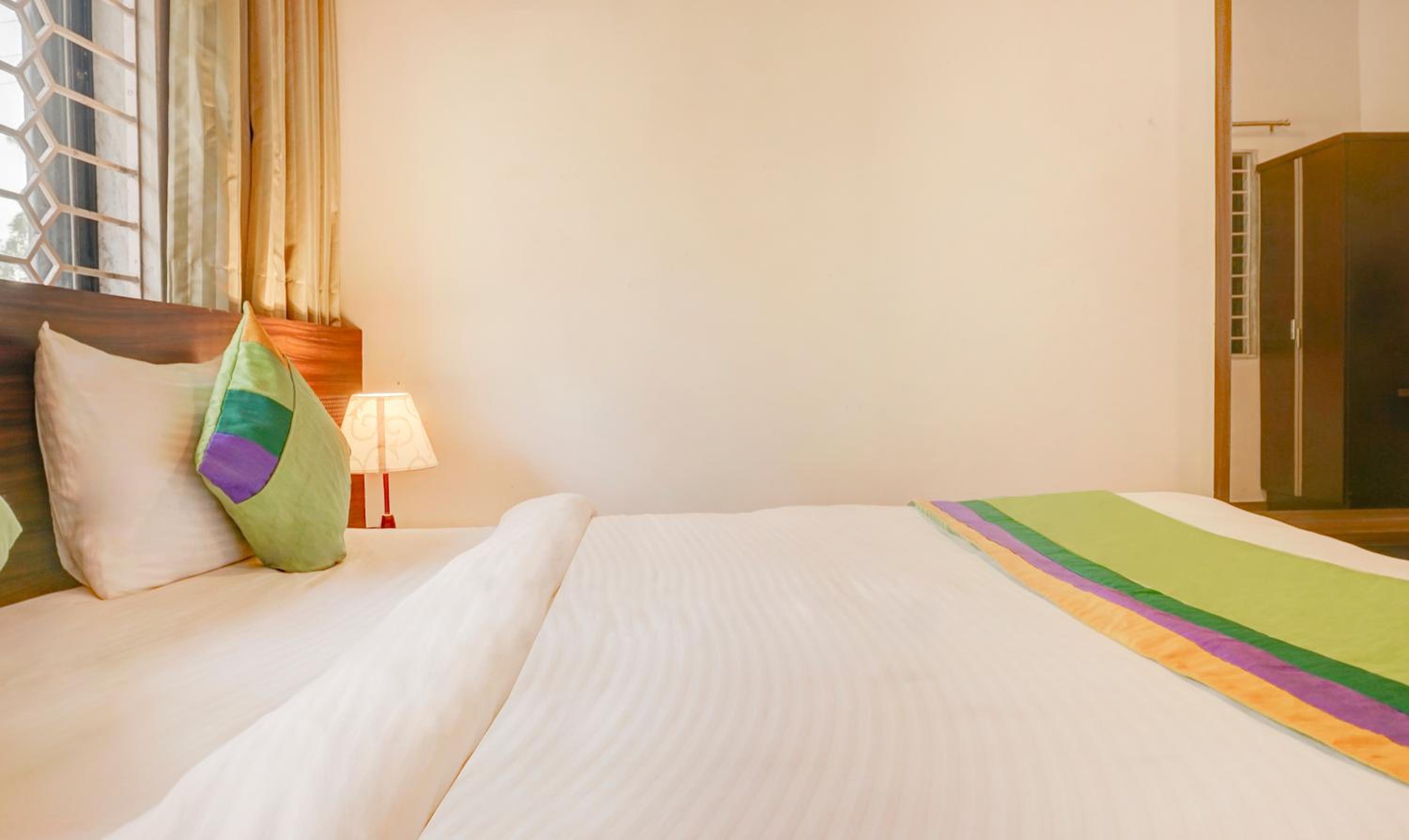 Deluxe Room - Photo 5