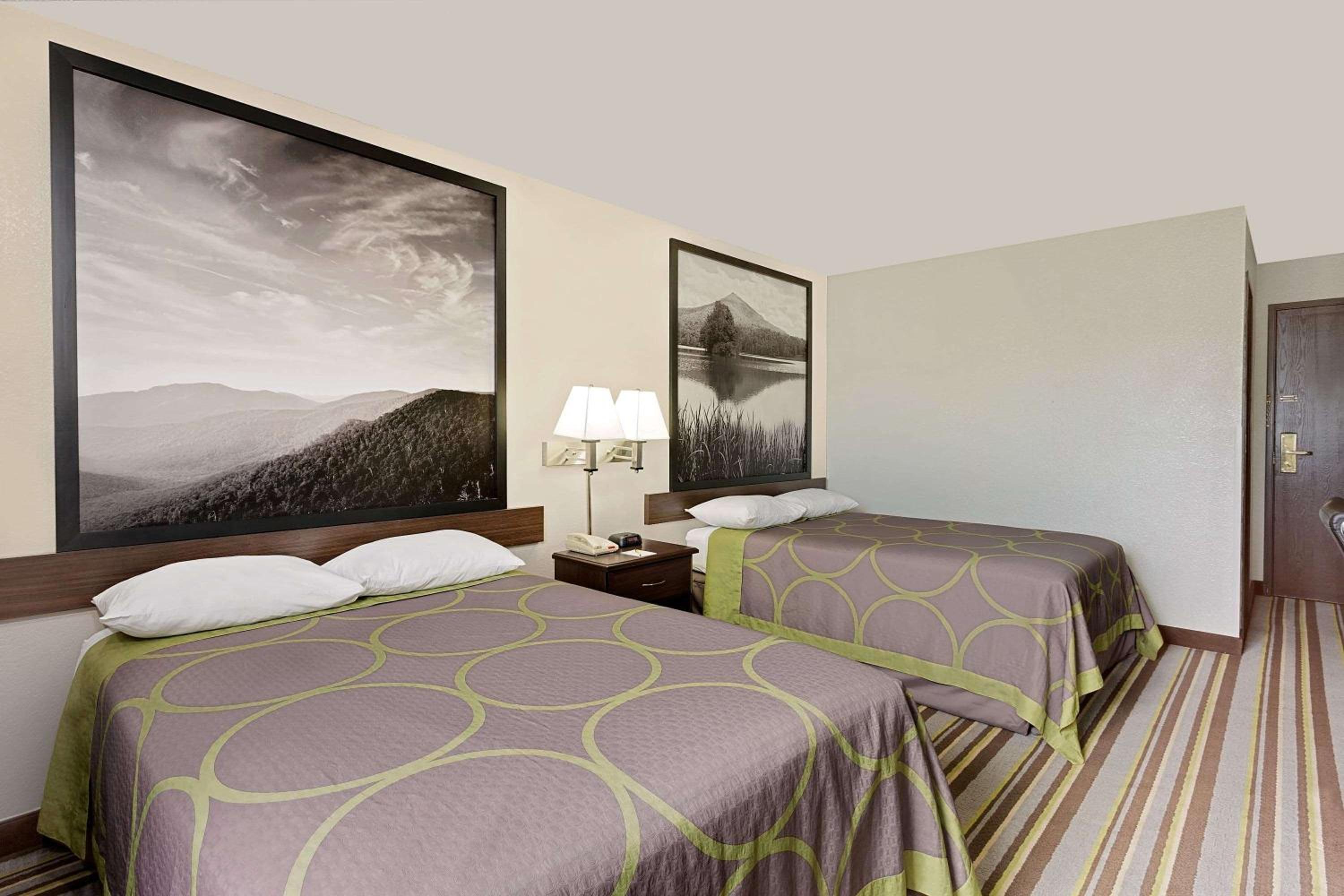 Queen Room with Two Queen Beds - Non-Smoking - Photo 4