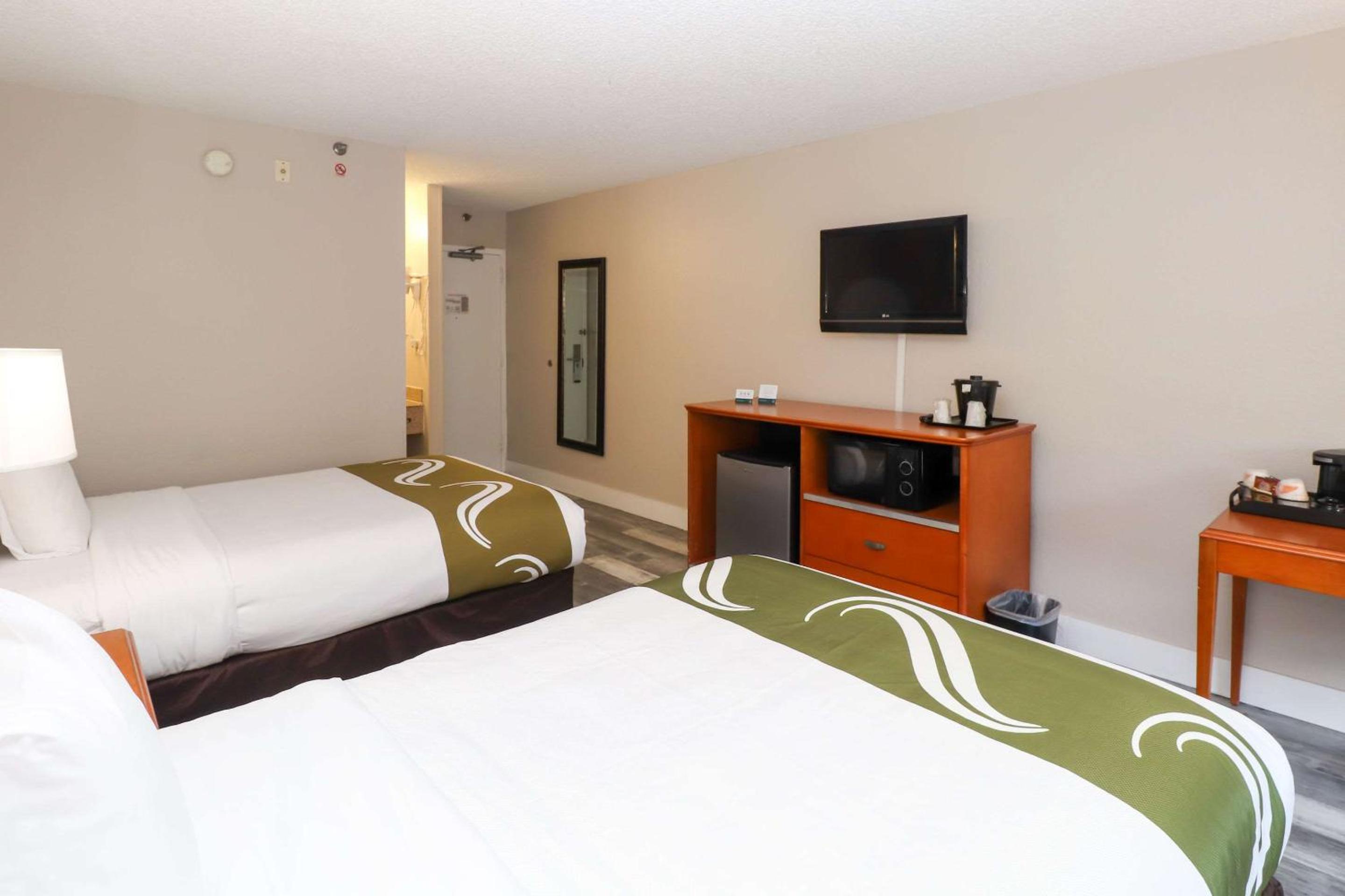 Double Room with Two Double Beds and Interior Hall - Non-Smoking/Bathtub photo 3