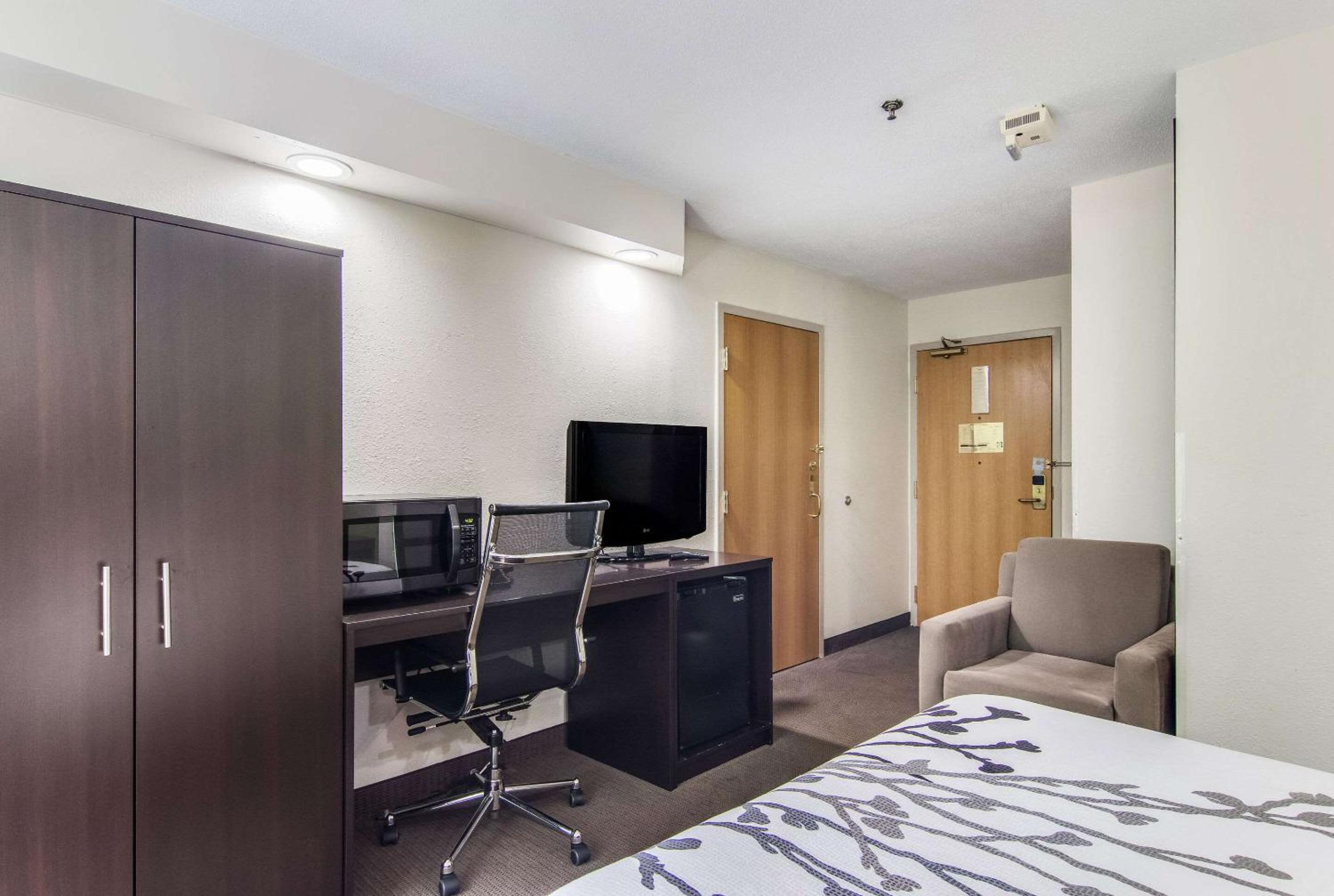 Queen Room - Accessible/Non-Smoking - Photo 2