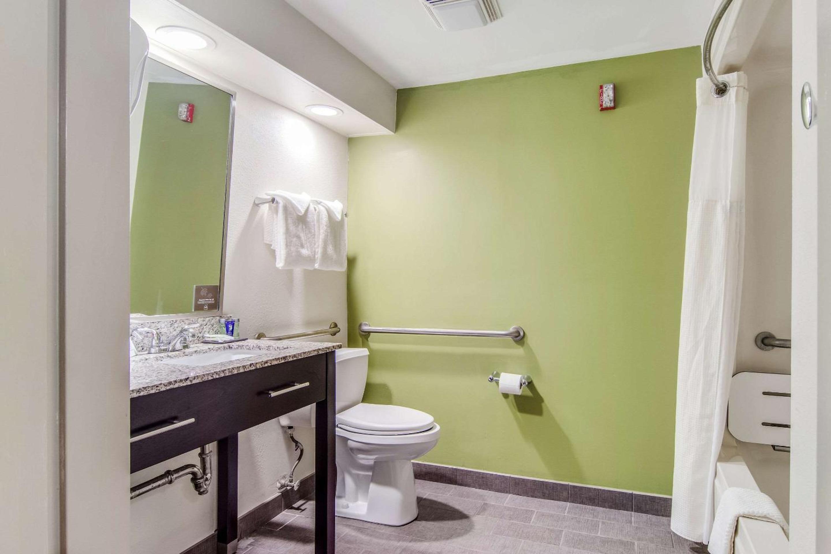 Queen Room - Accessible/Non-Smoking - Photo 6