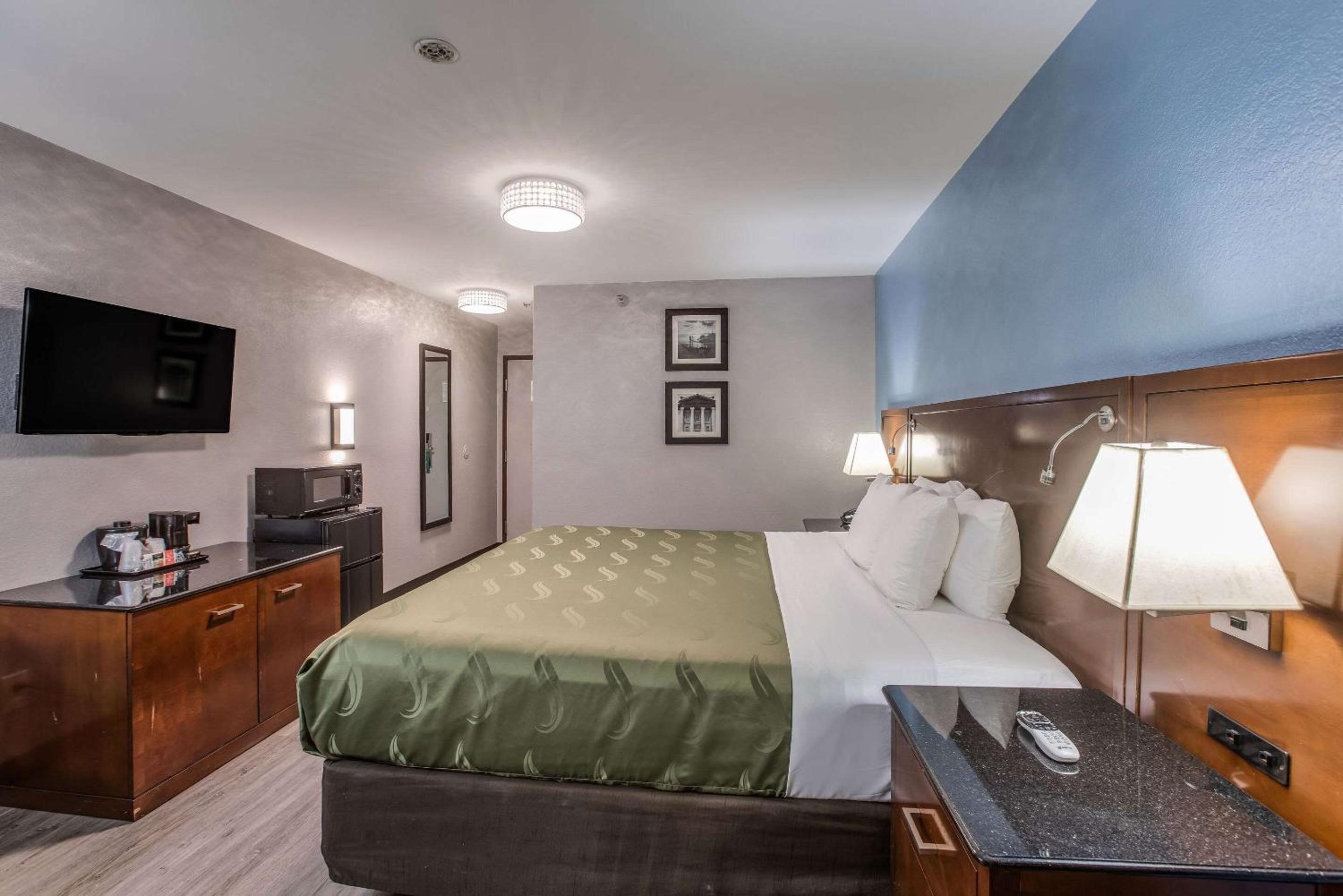 King Room - Non-Smoking - Photo 3