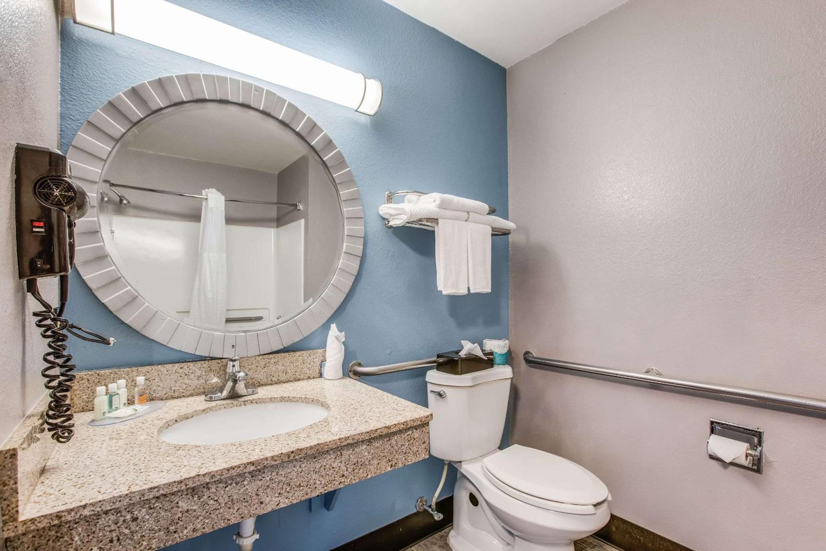 Queen Room - Accessible/Non-Smoking - Photo 4