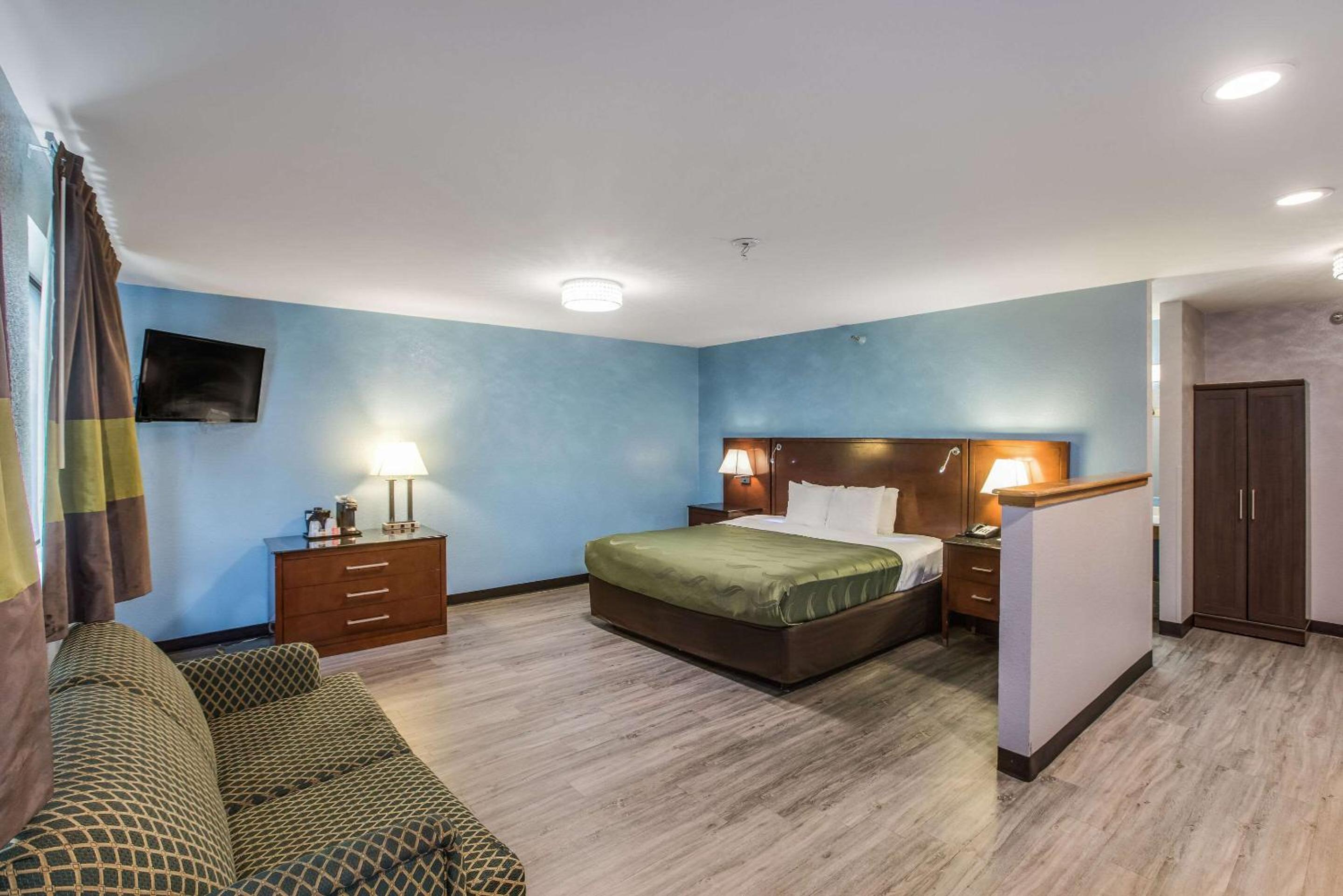 King Suite - Non-Smoking - Photo 3